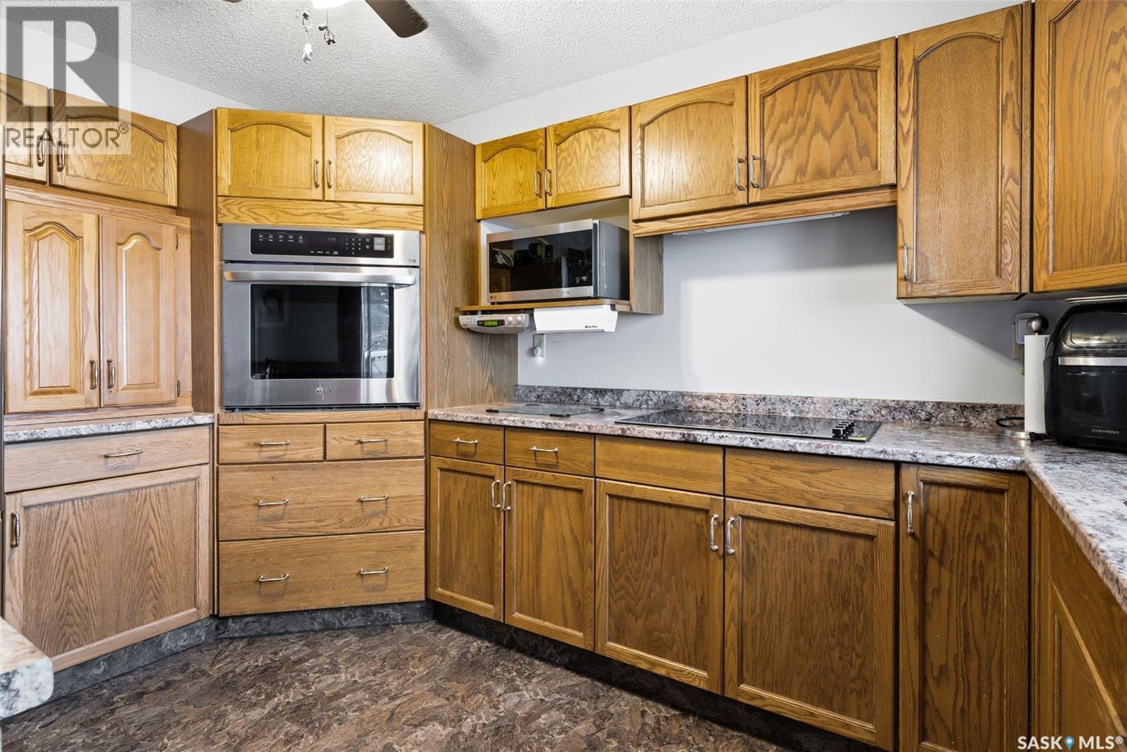 7322 Cribbs Bay, Regina, SK - Indoor Photo Showing Kitchen