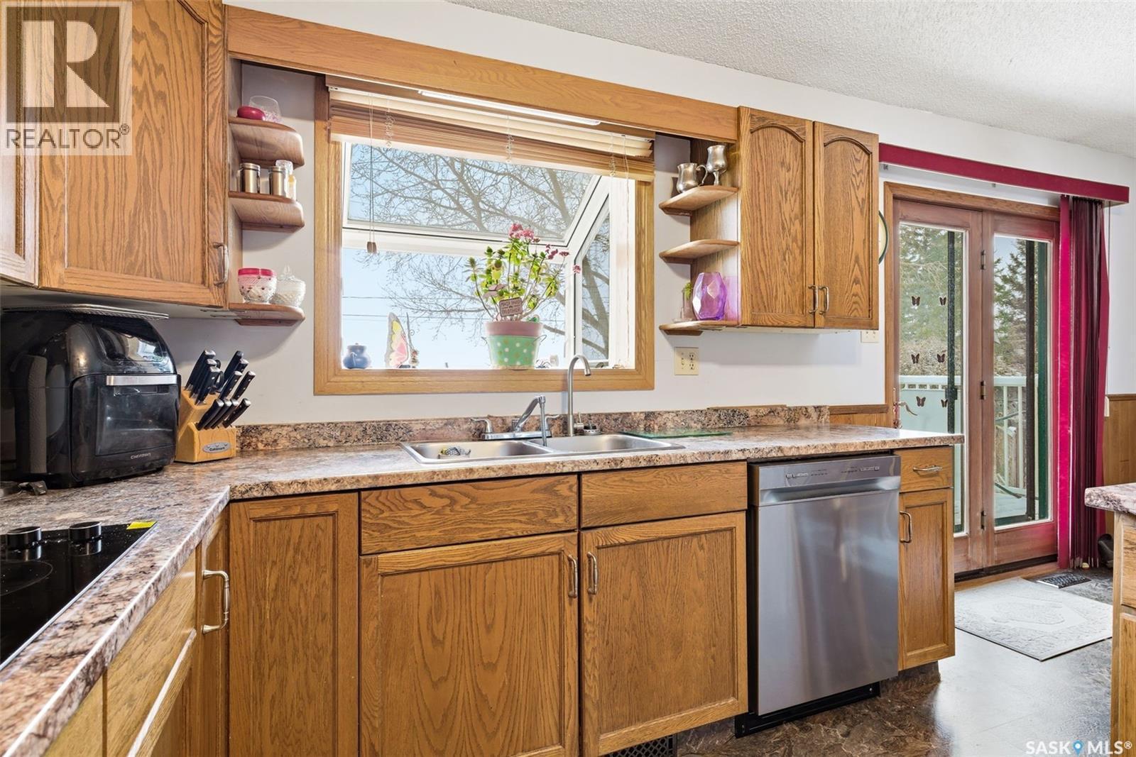 7322 Cribbs Bay, Regina, SK - Indoor Photo Showing Kitchen With Double Sink