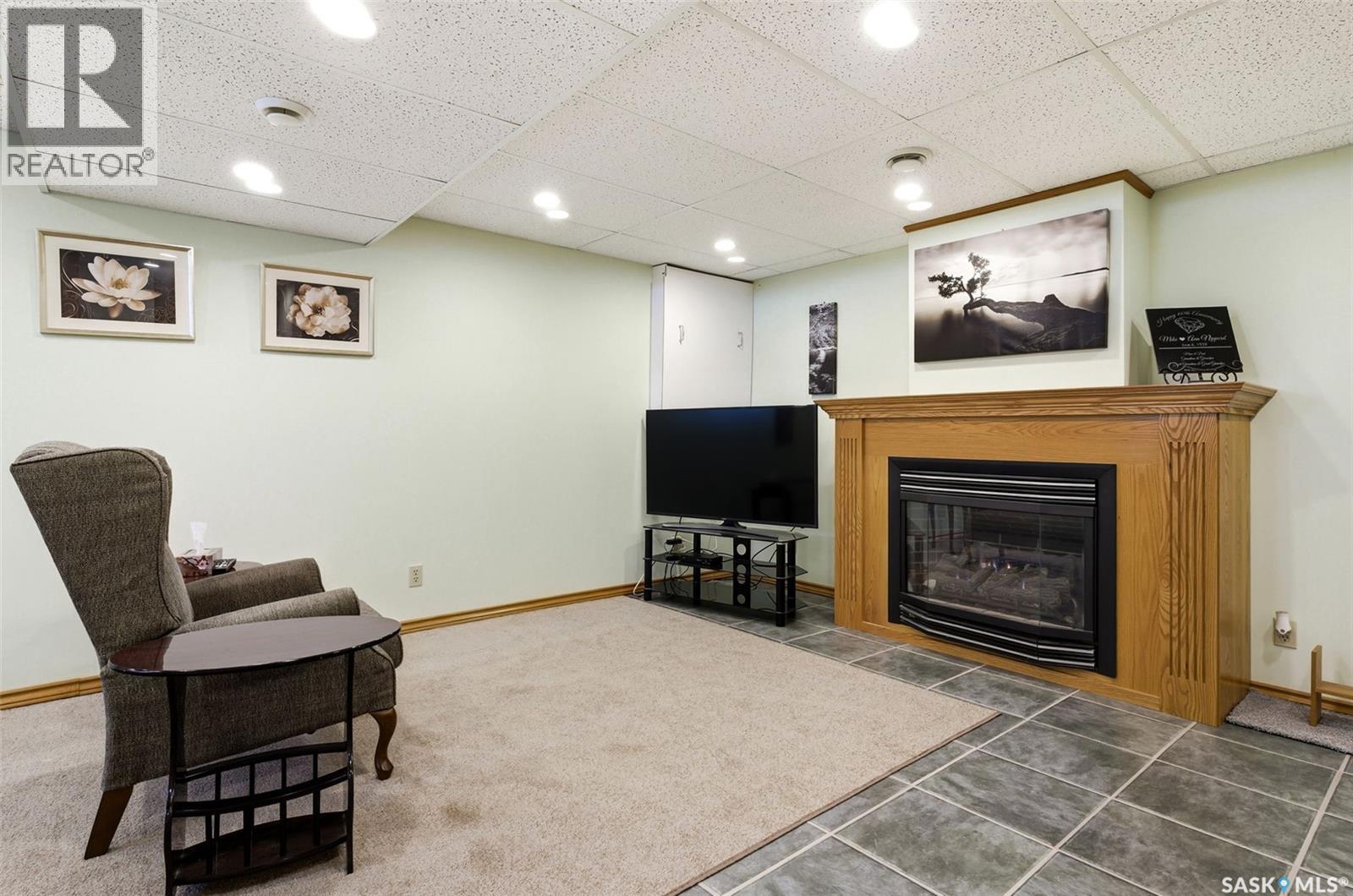 7322 Cribbs Bay, Regina, SK - Indoor With Fireplace