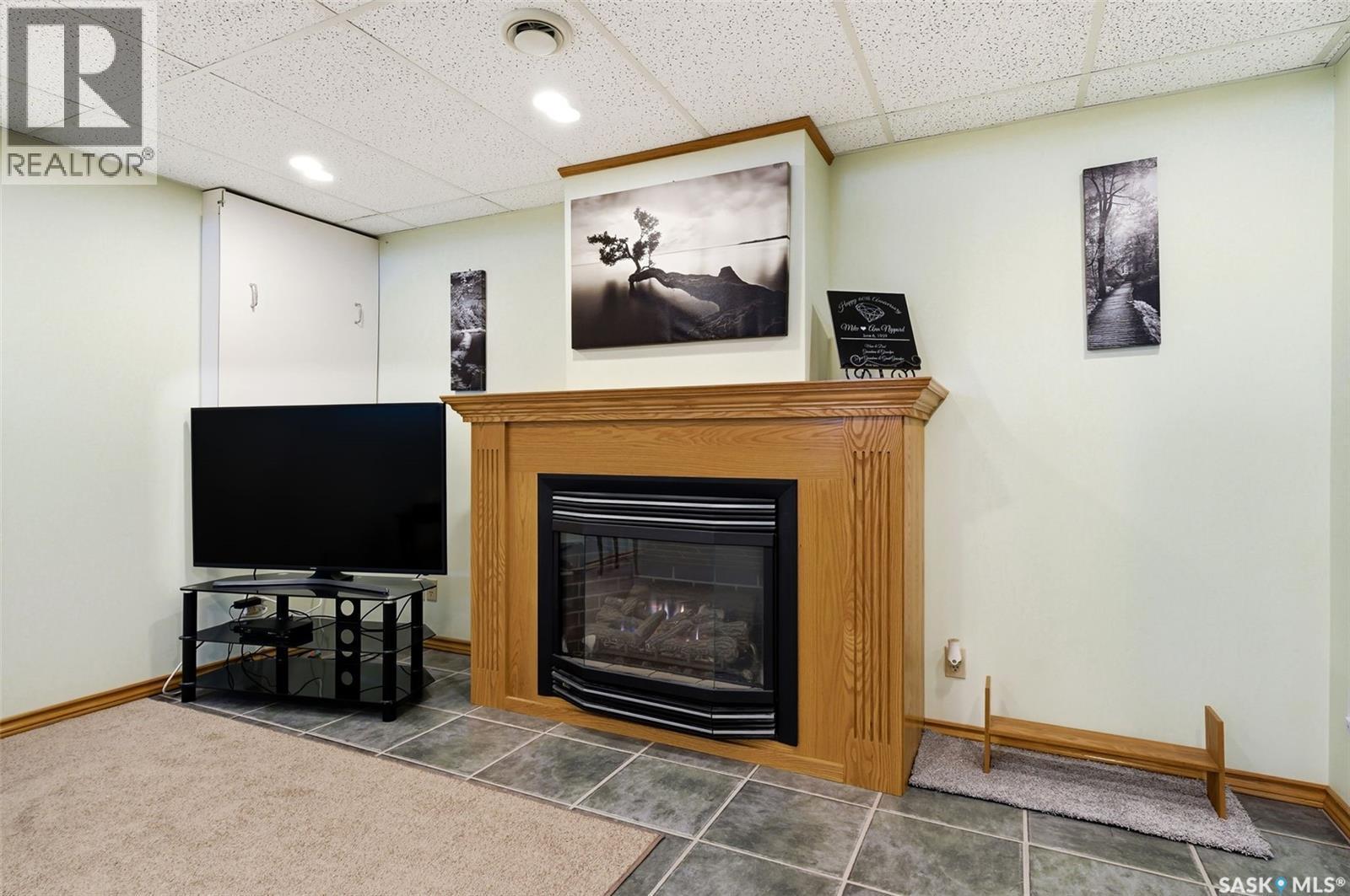 7322 Cribbs Bay, Regina, SK - Indoor Photo Showing Living Room With Fireplace
