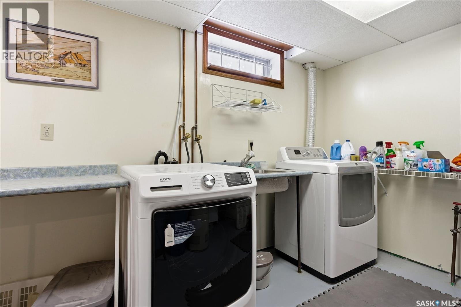 7322 Cribbs Bay, Regina, SK - Indoor Photo Showing Laundry Room