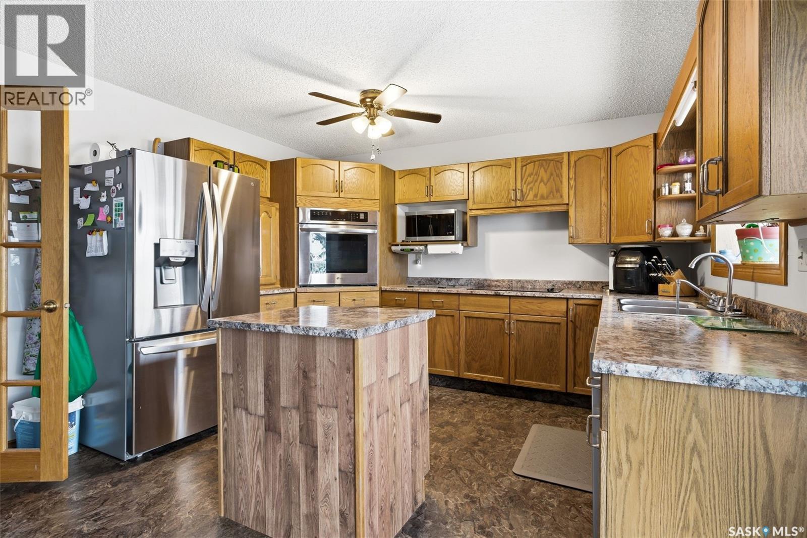 7322 Cribbs Bay, Regina, SK - Indoor Photo Showing Kitchen With Double Sink