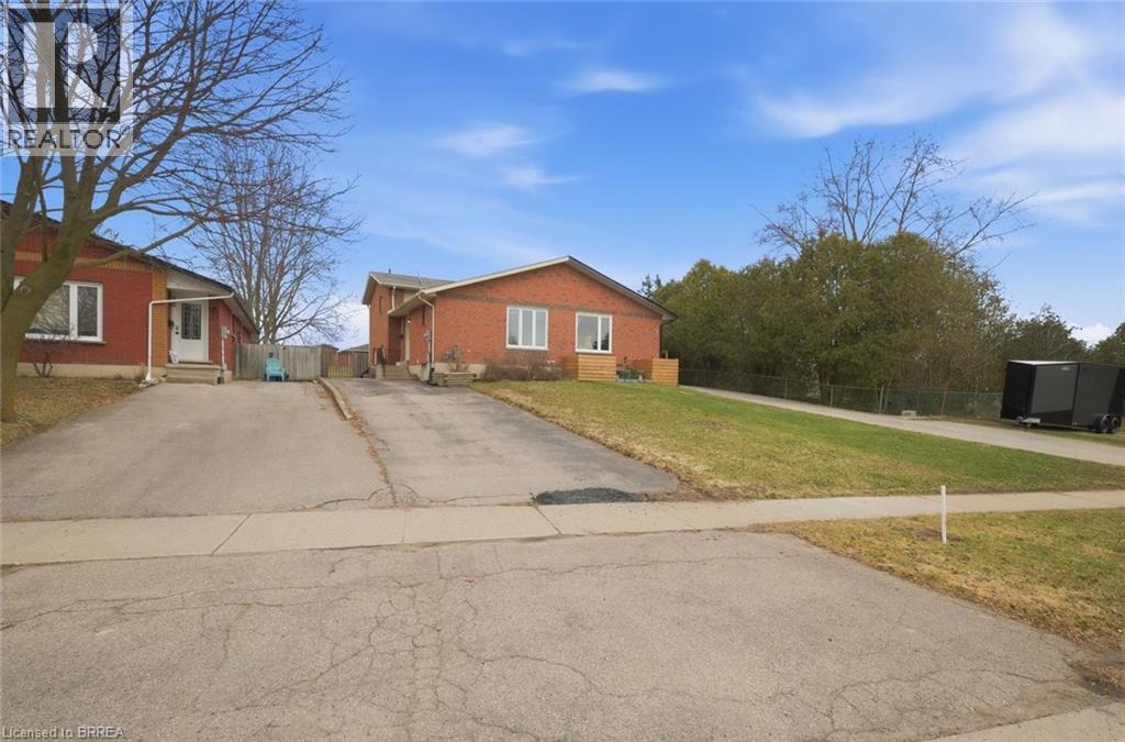 View of front facade featuring asphalt driveway, brick siding, and entry steps - 7 Forest Drive, Paris, ON - Outdoor