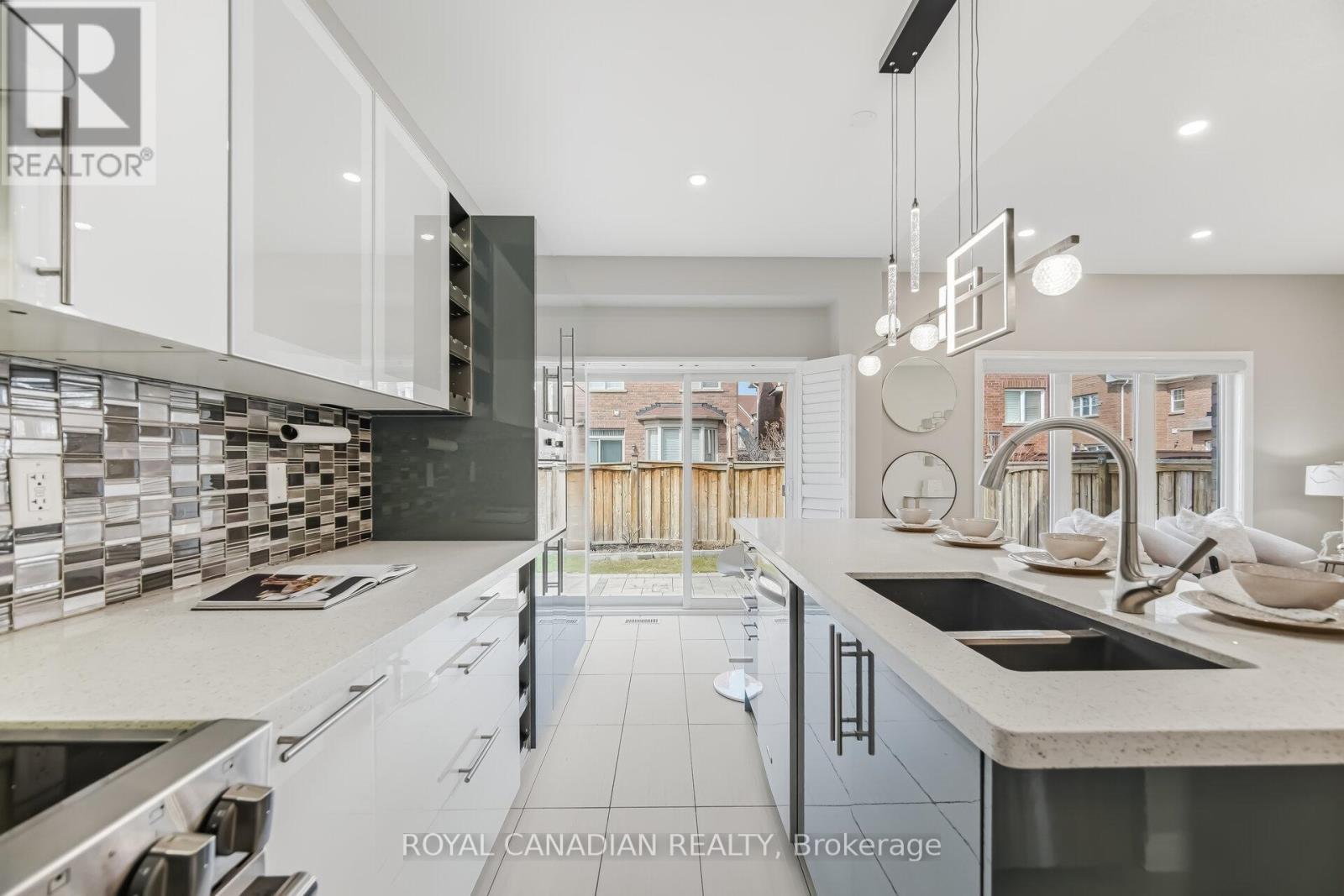83 Mander Place, Milton, ON - Indoor Photo Showing Kitchen With Double Sink With Upgraded Kitchen