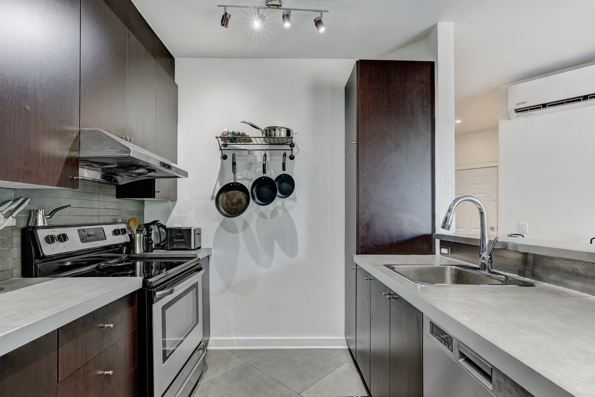 Cuisine - 201-6500 Av. De L'Esplanade, Montréal (Rosemont/La Petite-Patrie), QC - Indoor Photo Showing Kitchen With Upgraded Kitchen