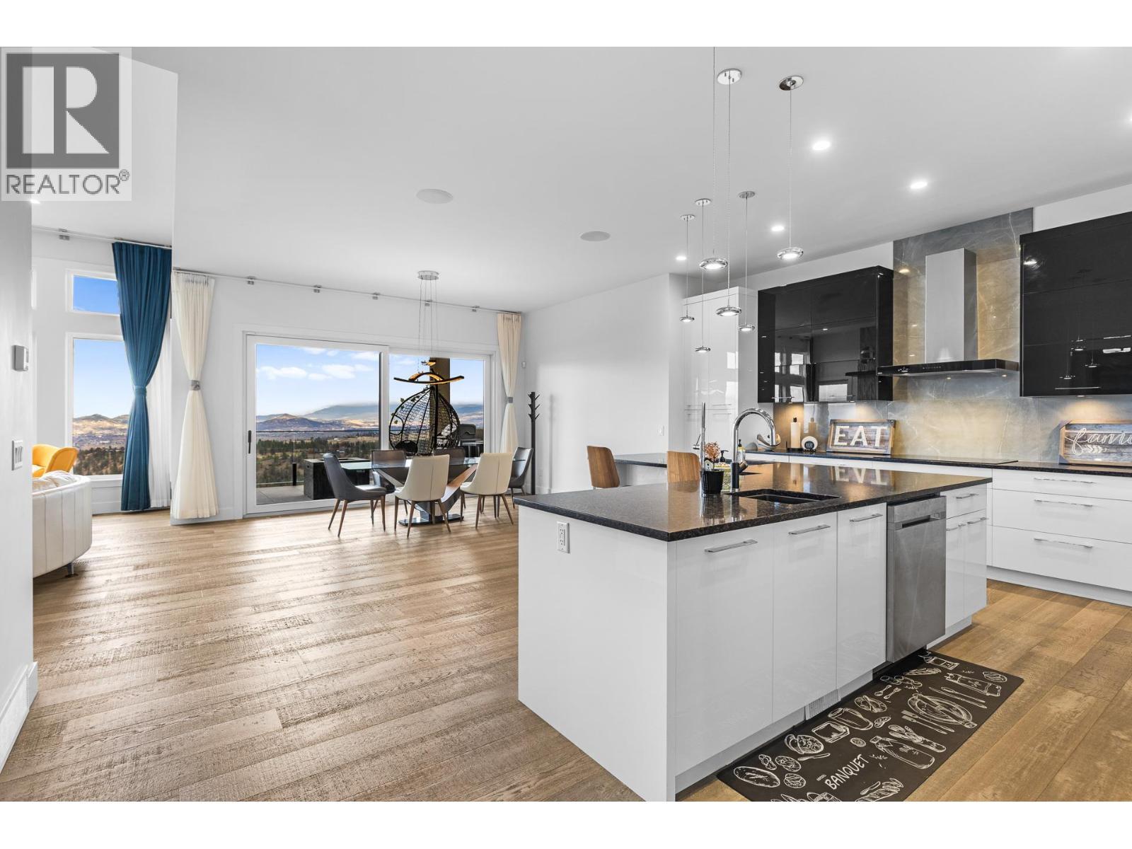 1068 Clarance Avenue, Kelowna, BC - Indoor Photo Showing Kitchen With Upgraded Kitchen