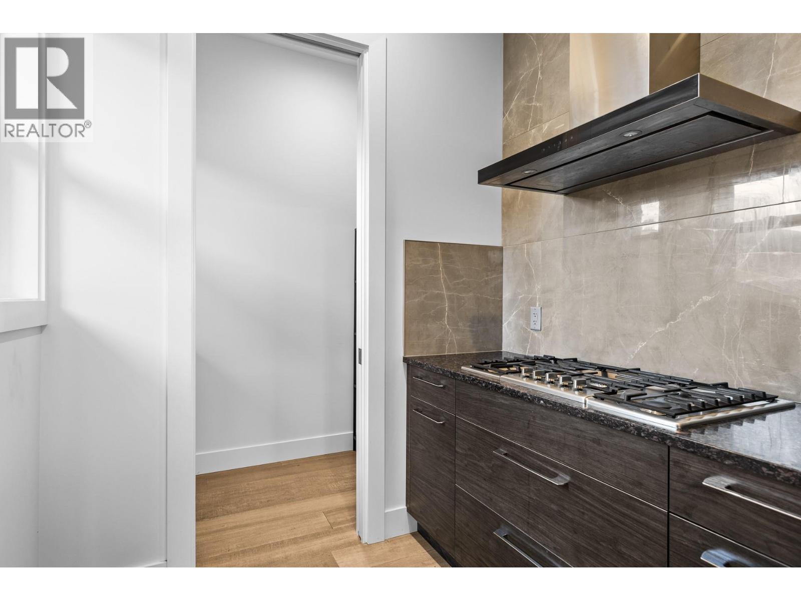 butler's kitchen - 1068 Clarance Avenue, Kelowna, BC - Indoor Photo Showing Other Room