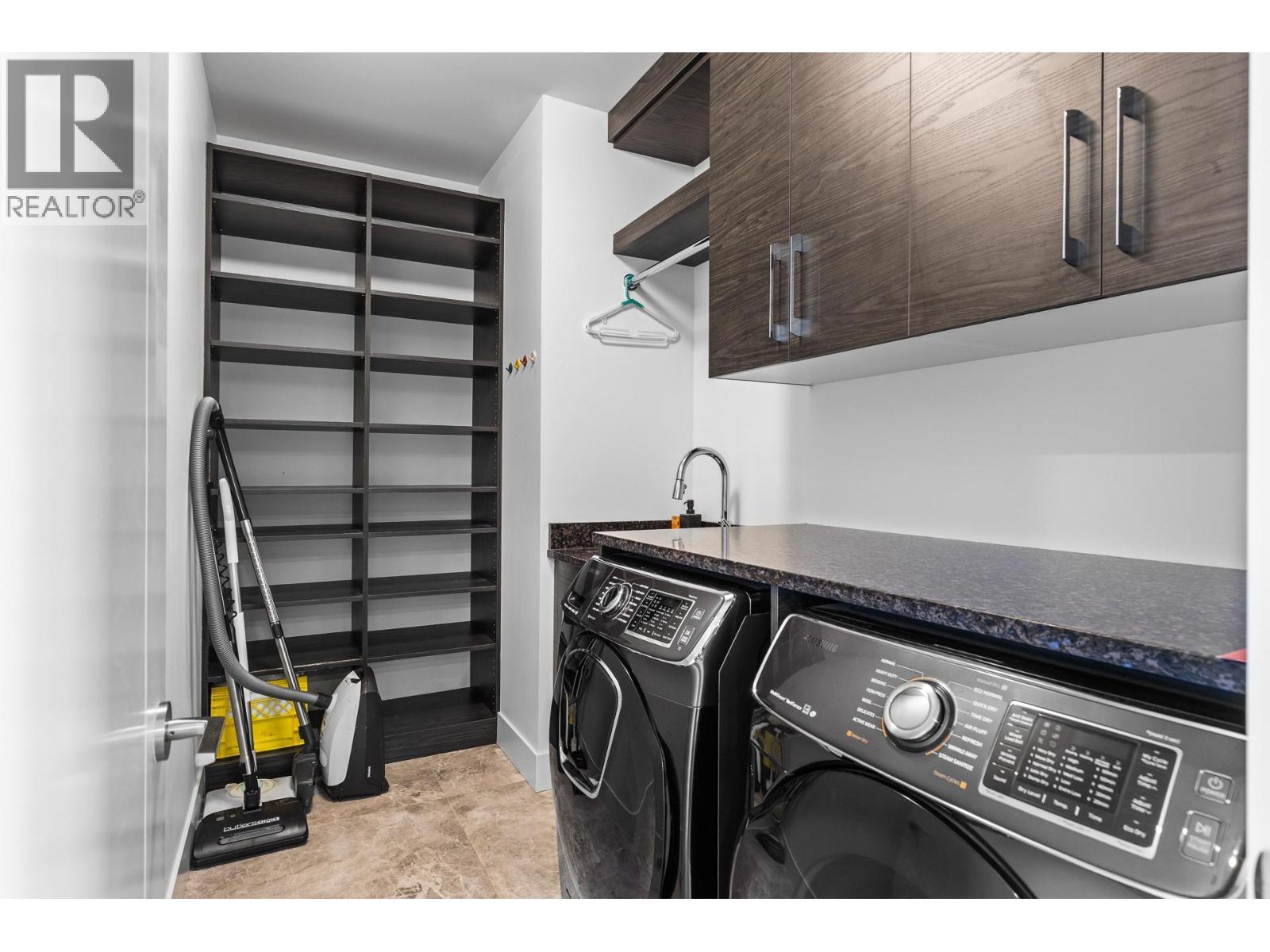 1068 Clarance Avenue, Kelowna, BC - Indoor Photo Showing Laundry Room
