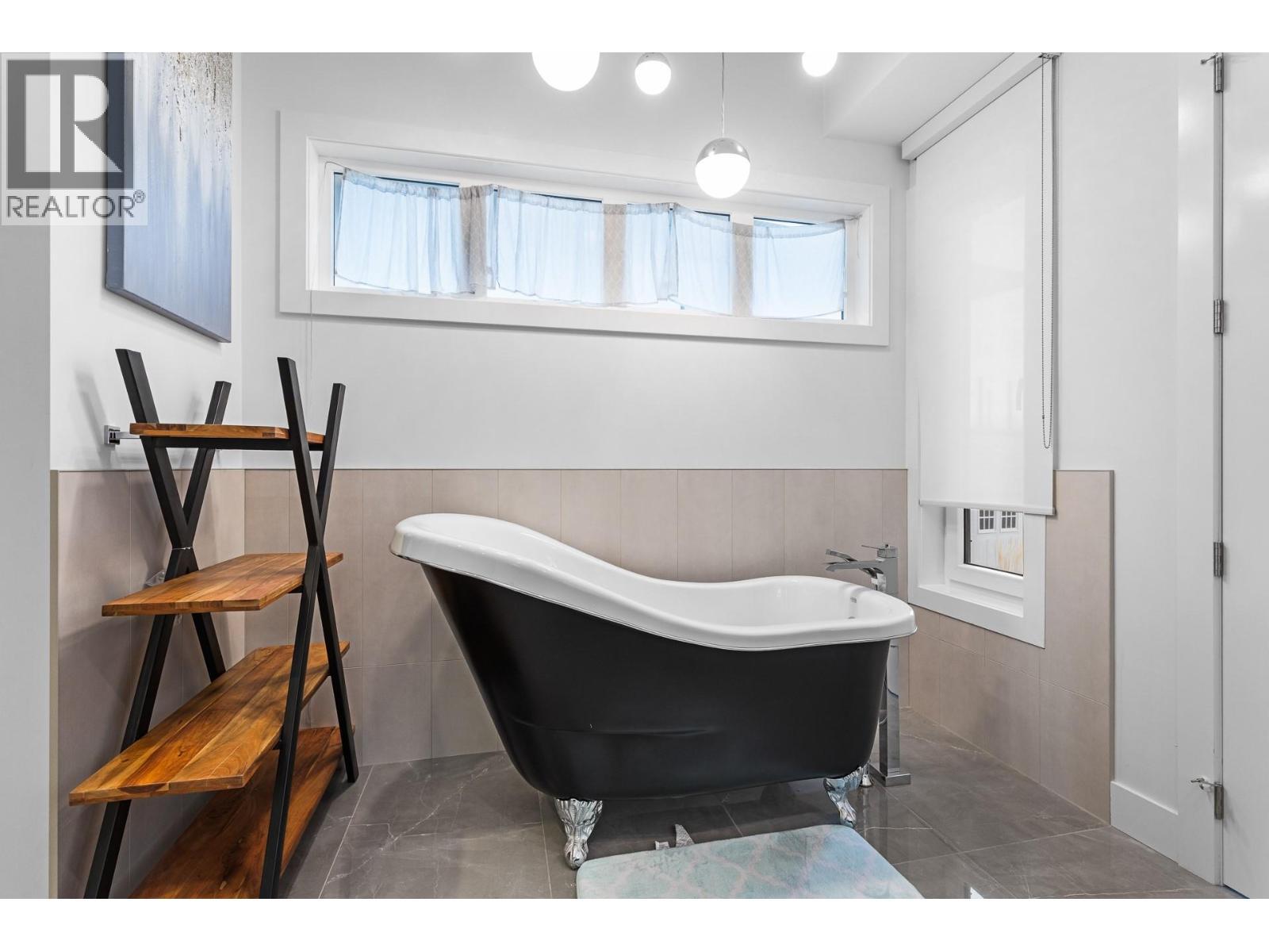 ensuite - 1068 Clarance Avenue, Kelowna, BC - Indoor Photo Showing Bathroom
