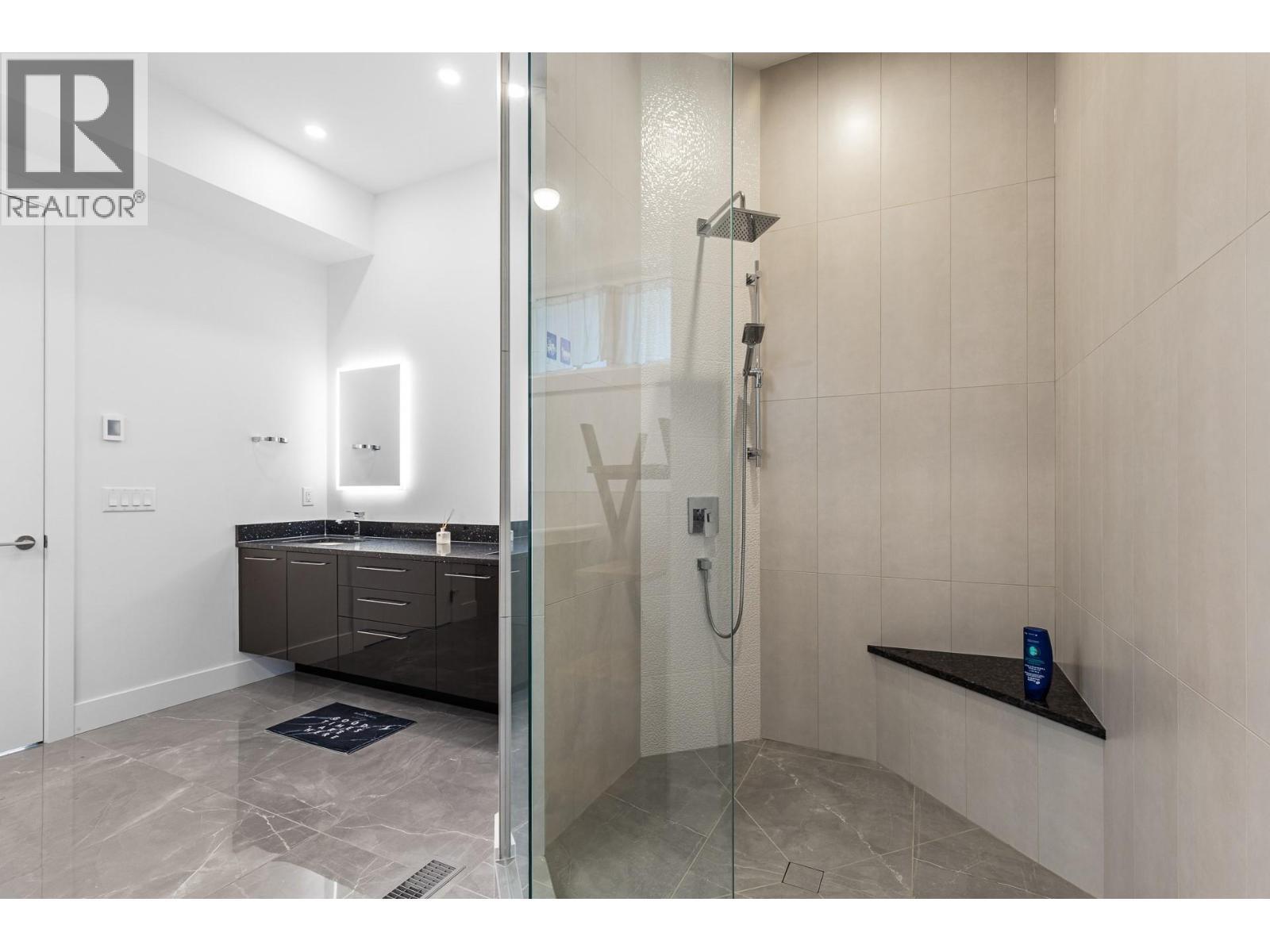 ensuite - 1068 Clarance Avenue, Kelowna, BC - Indoor Photo Showing Bathroom