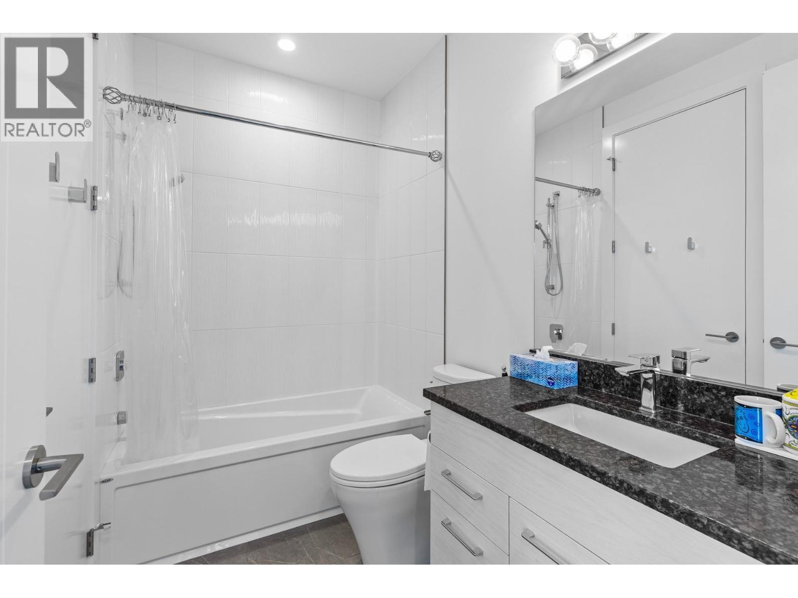 second floor full bath - 1068 Clarance Avenue, Kelowna, BC - Indoor Photo Showing Bathroom
