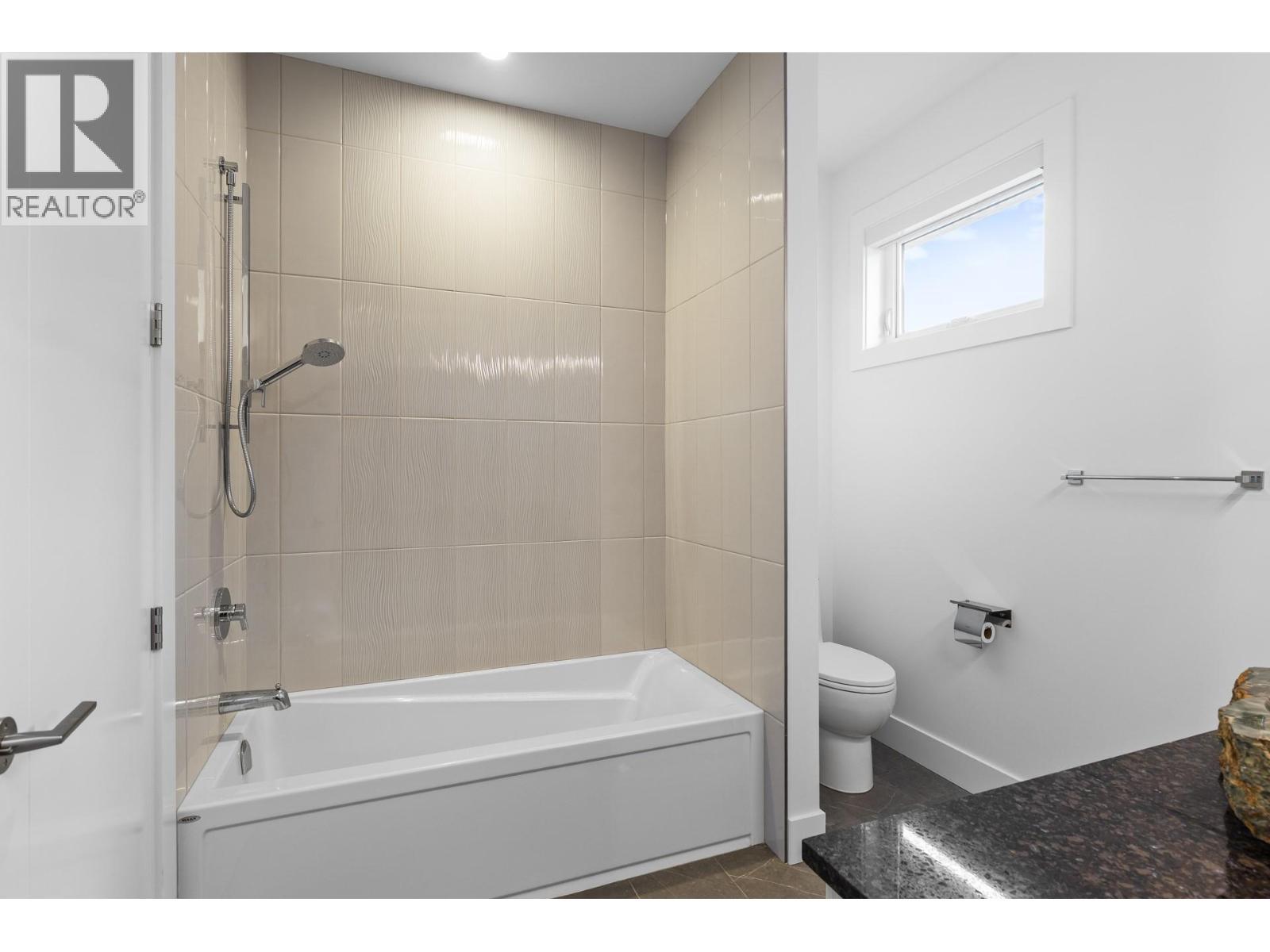 second floor ensuite - 1068 Clarance Avenue, Kelowna, BC - Indoor Photo Showing Bathroom
