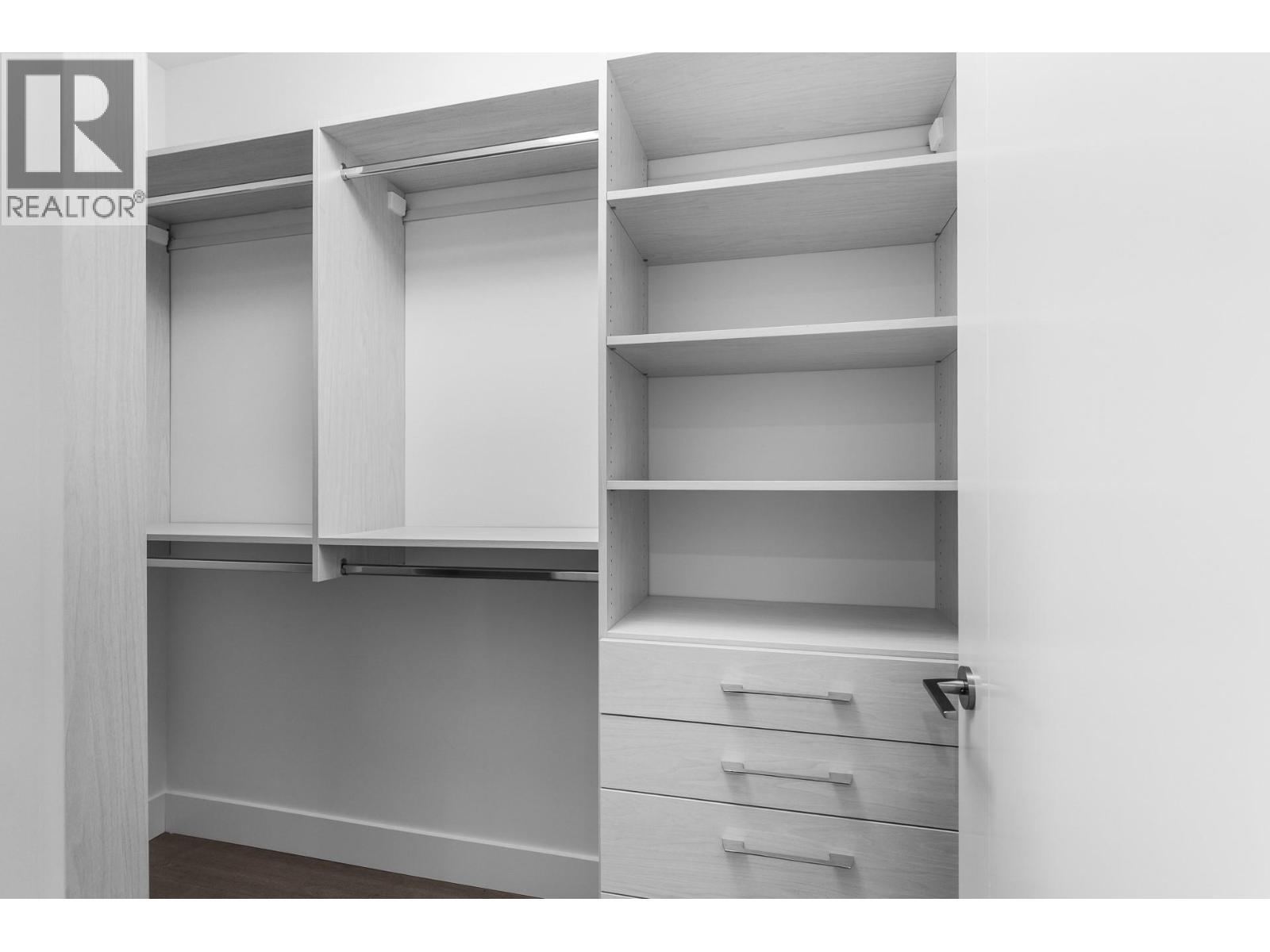 walk-in - 1068 Clarance Avenue, Kelowna, BC - Indoor With Storage