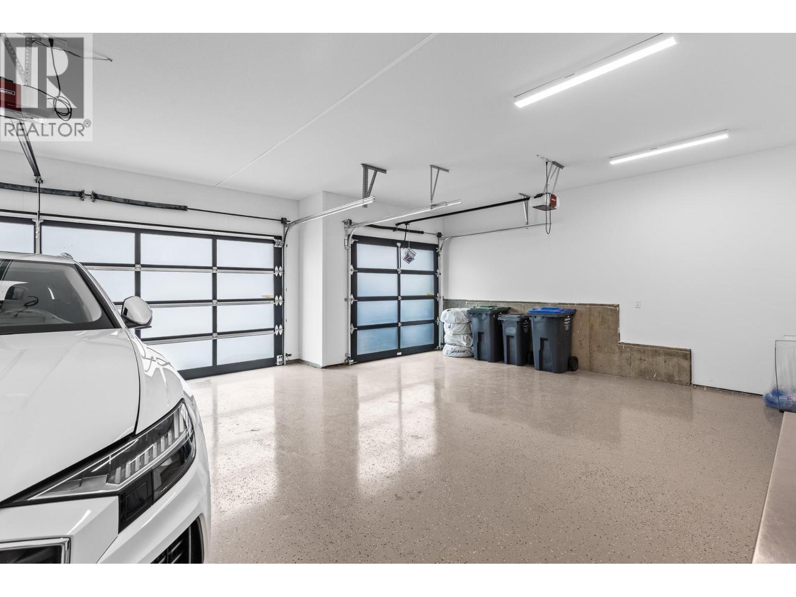 1068 Clarance Avenue, Kelowna, BC - Indoor Photo Showing Garage