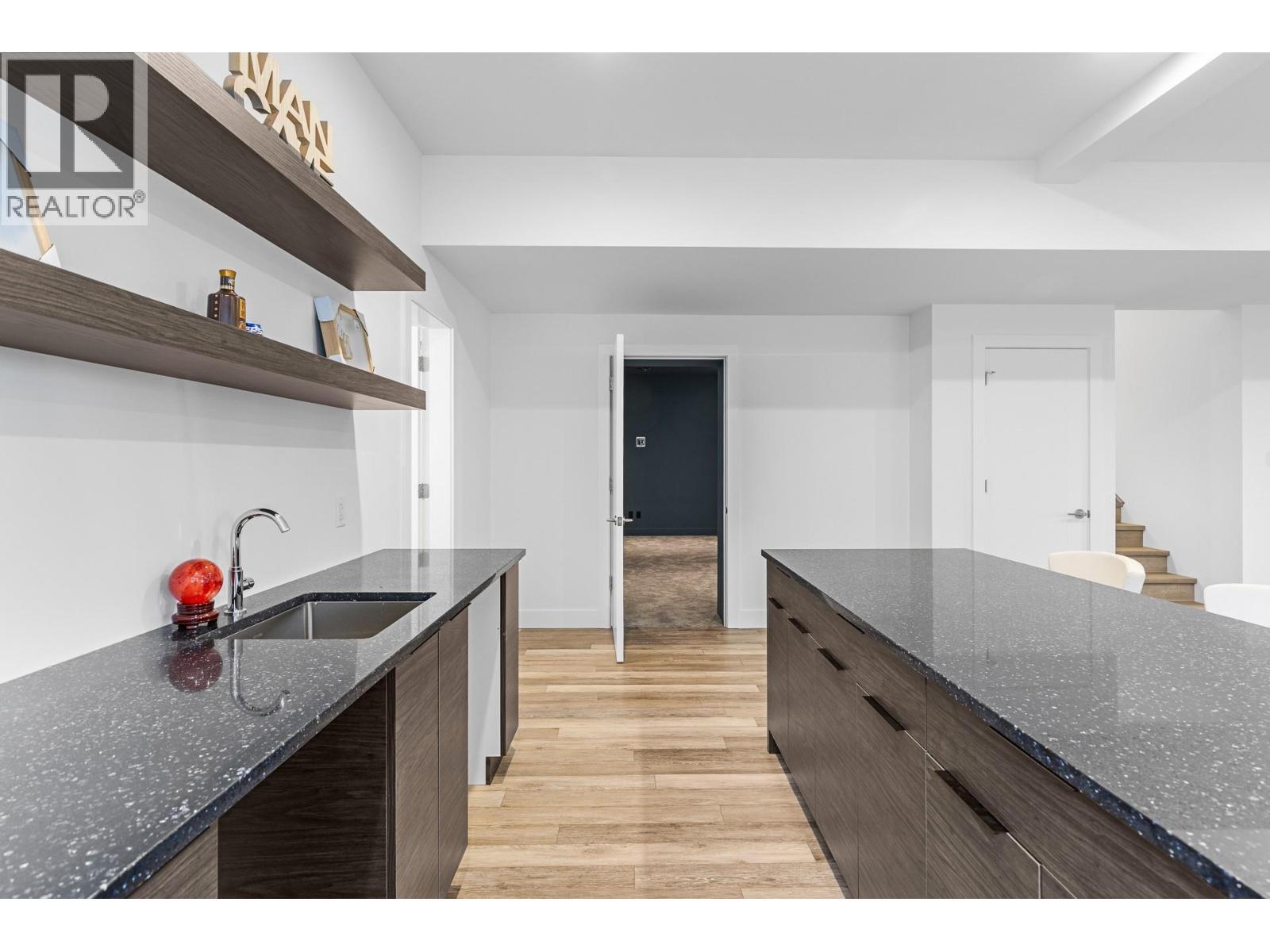 1068 Clarance Avenue, Kelowna, BC - Indoor Photo Showing Kitchen