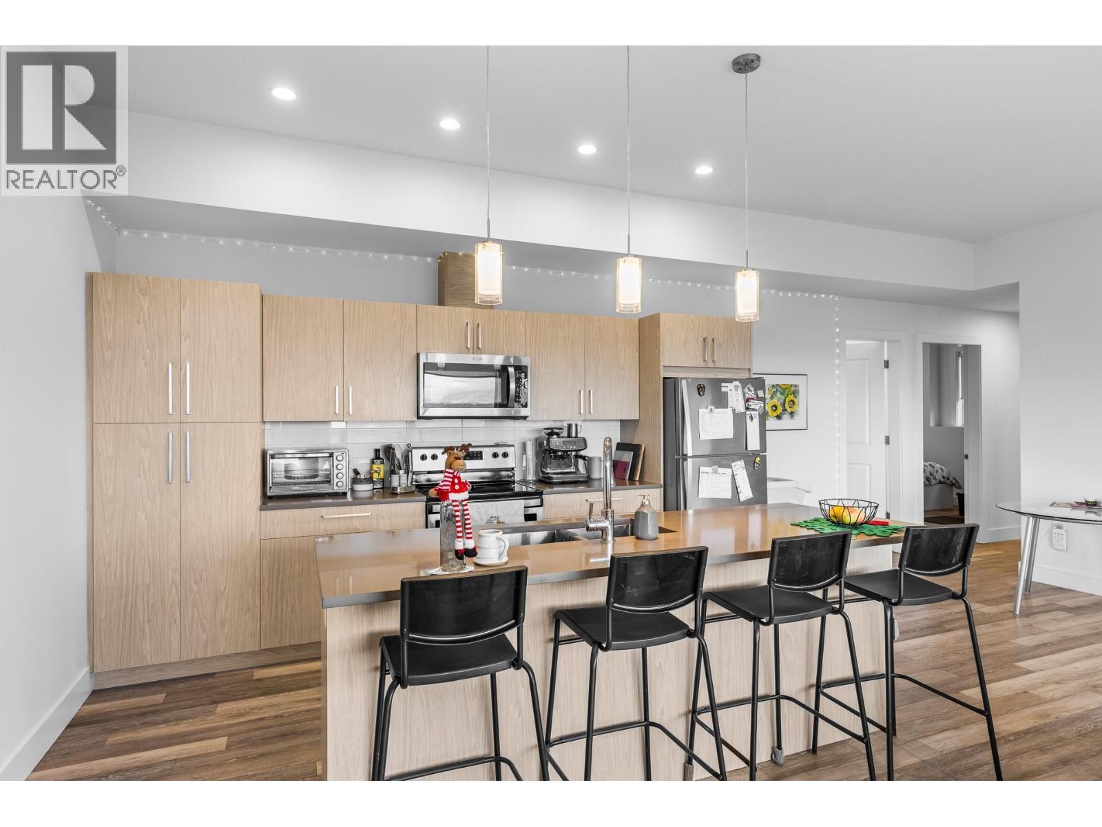legal suite - 1068 Clarance Avenue, Kelowna, BC - Indoor Photo Showing Kitchen