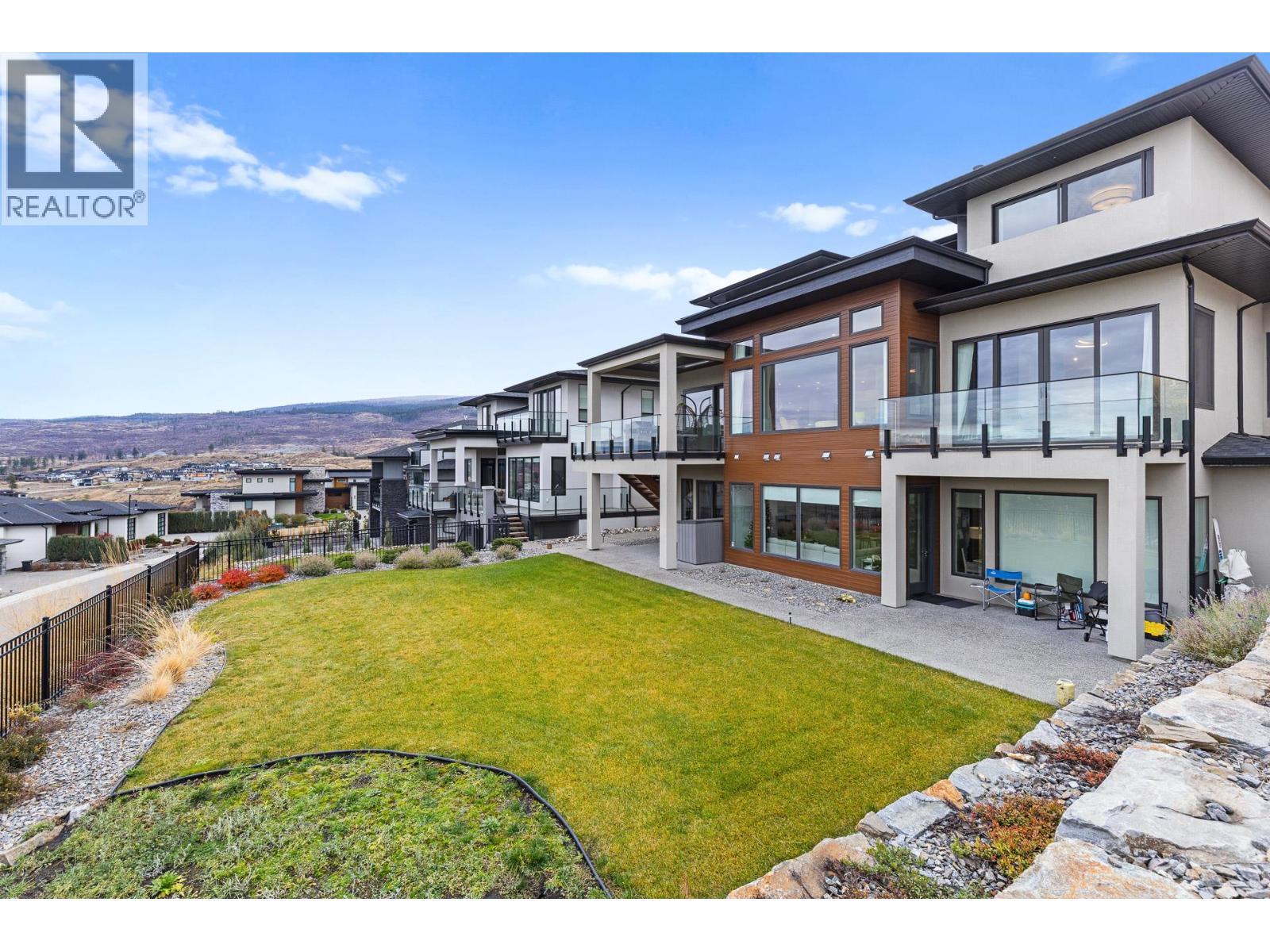 1068 Clarance Avenue, Kelowna, BC - Outdoor With Balcony