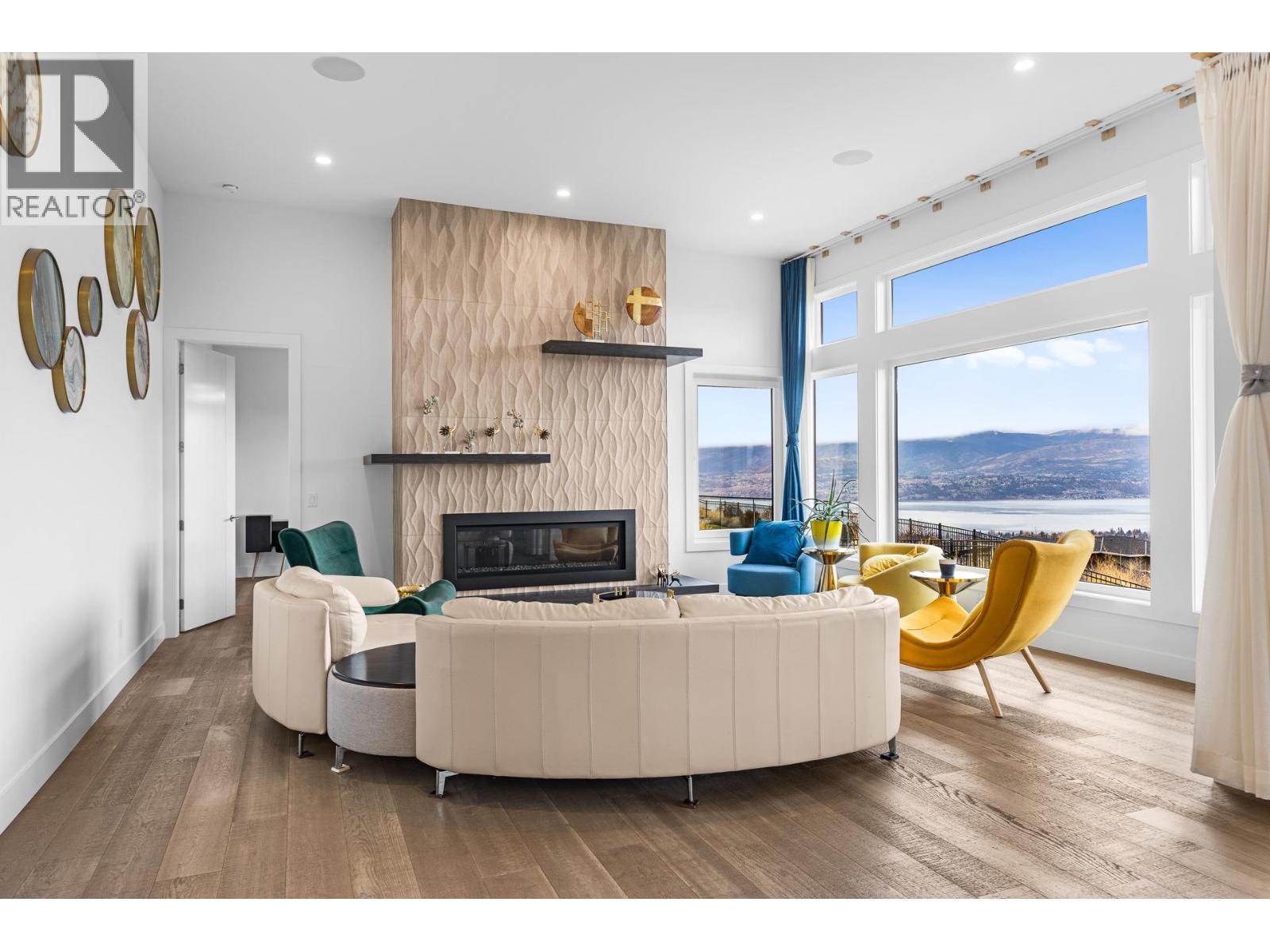 1068 Clarance Avenue, Kelowna, BC - Indoor Photo Showing Living Room With Fireplace