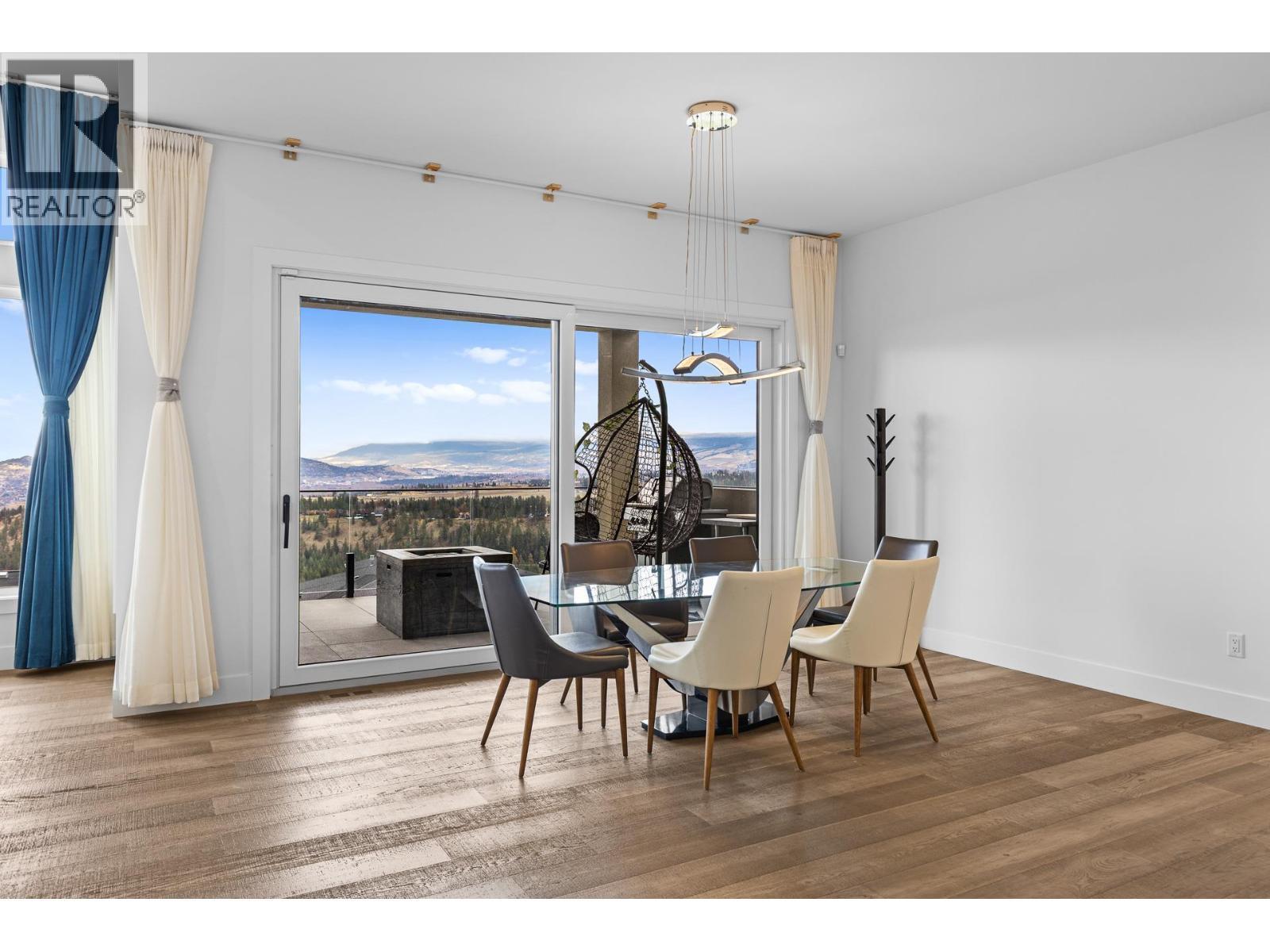 1068 Clarance Avenue, Kelowna, BC - Indoor Photo Showing Dining Room