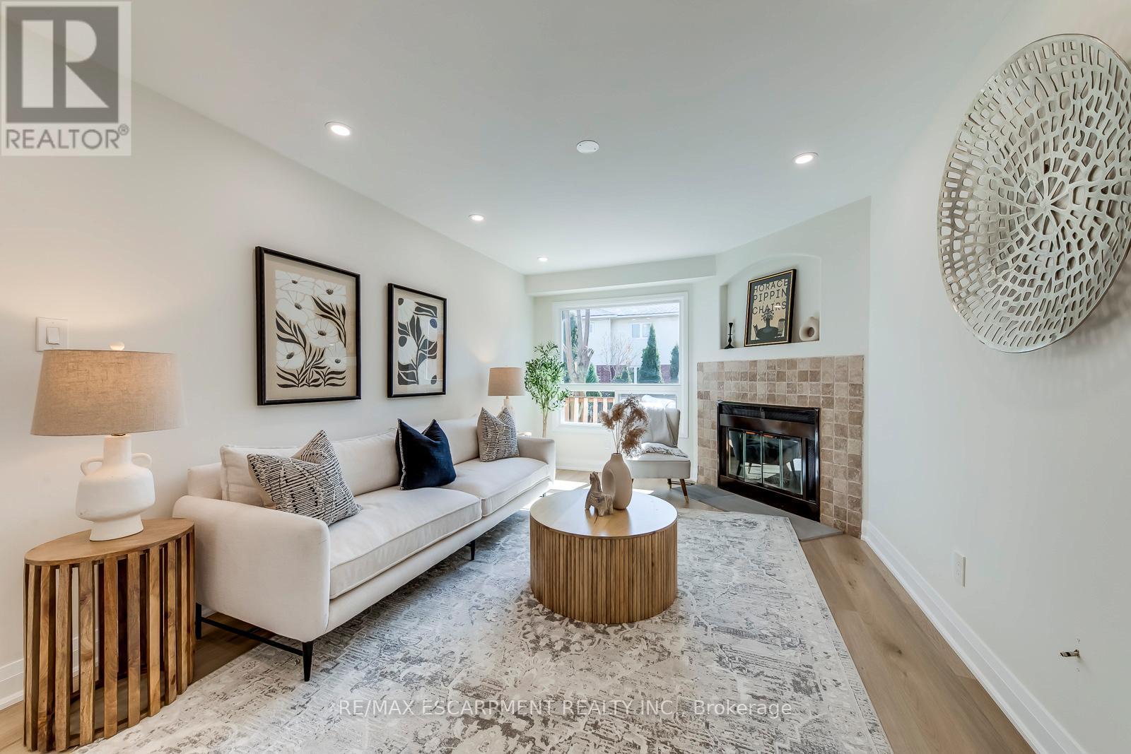 3184 Renton Road, Burlington, ON - Indoor Photo Showing Living Room With Fireplace