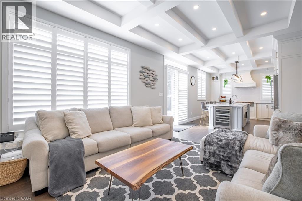 4 Lockman Drive, Ancaster, ON - Indoor Photo Showing Living Room