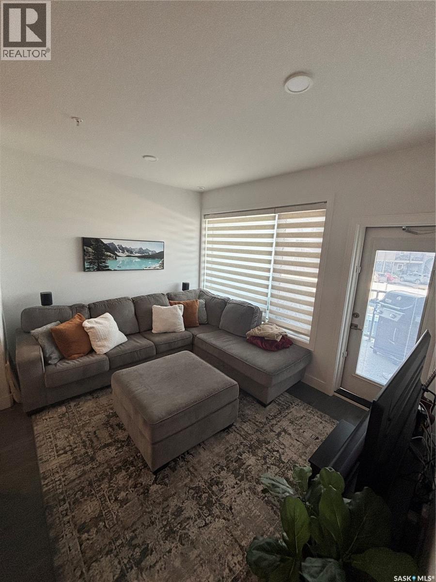 113 105 Willis Crescent, Saskatoon, SK - Indoor Photo Showing Living Room