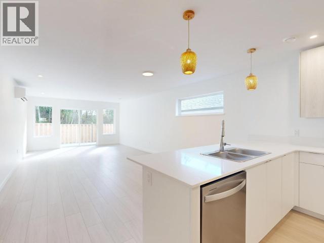 7164 Edgehill Crescent, Powell River, BC - Indoor Photo Showing Kitchen With Double Sink