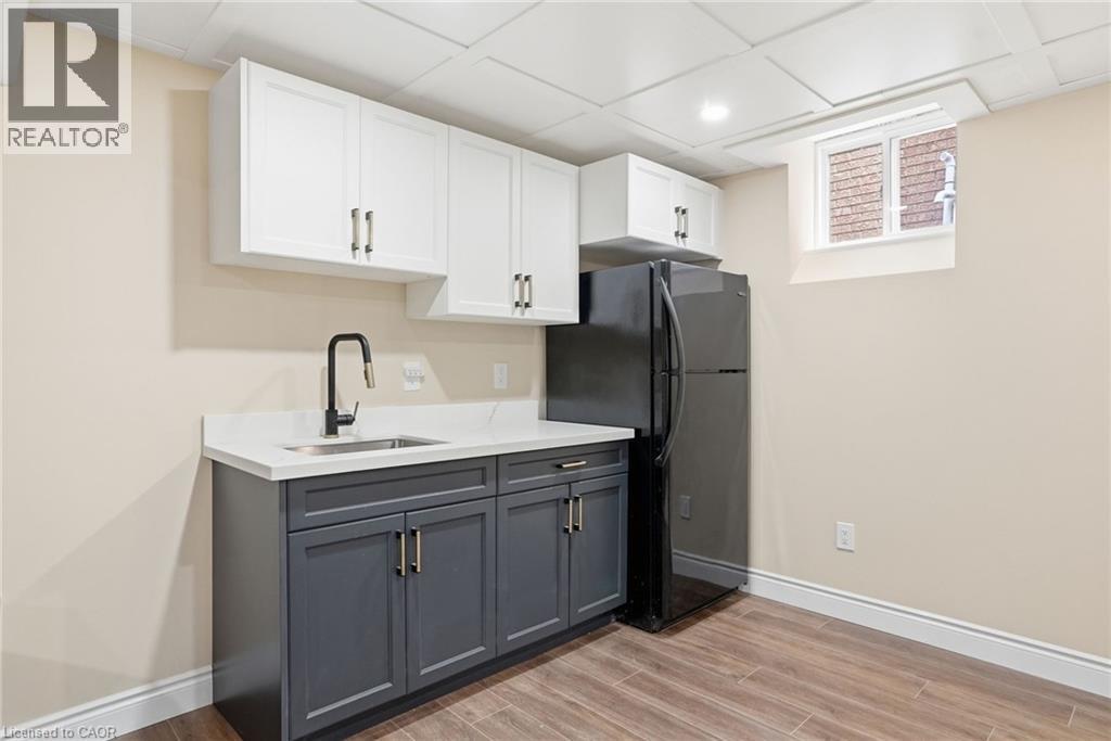 31 Republic Avenue, Hamilton, ON - Indoor Photo Showing Kitchen