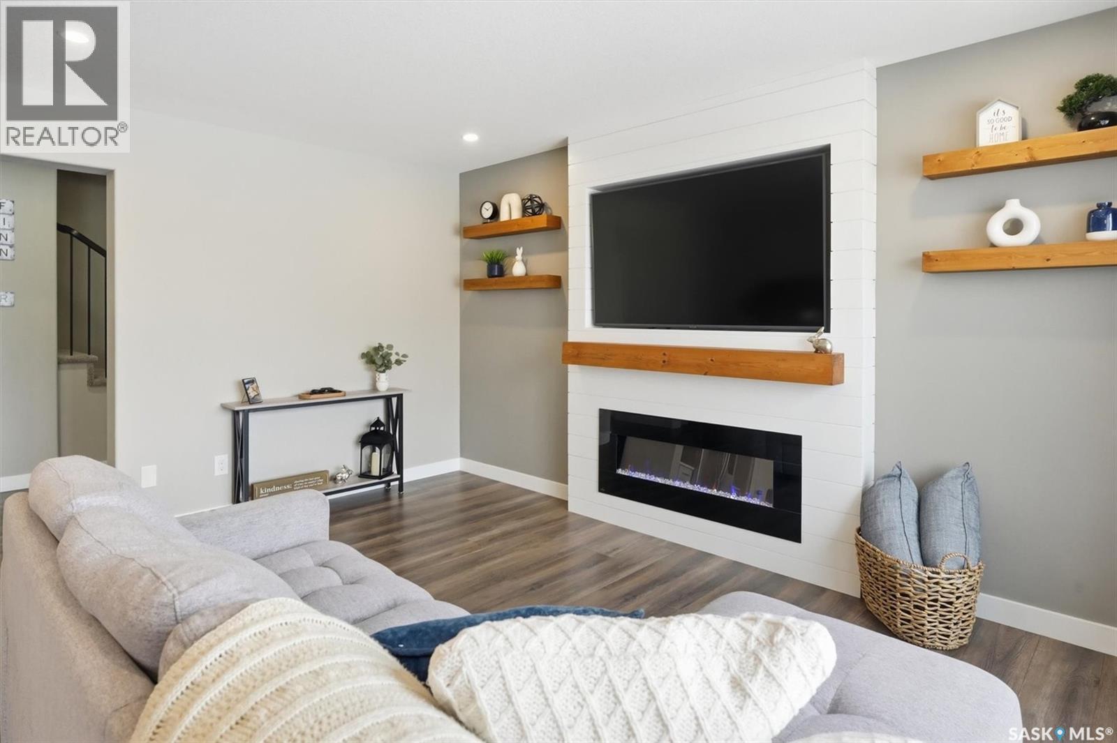 611 Ells Crescent, Saskatoon, SK - Indoor Photo Showing Living Room With Fireplace