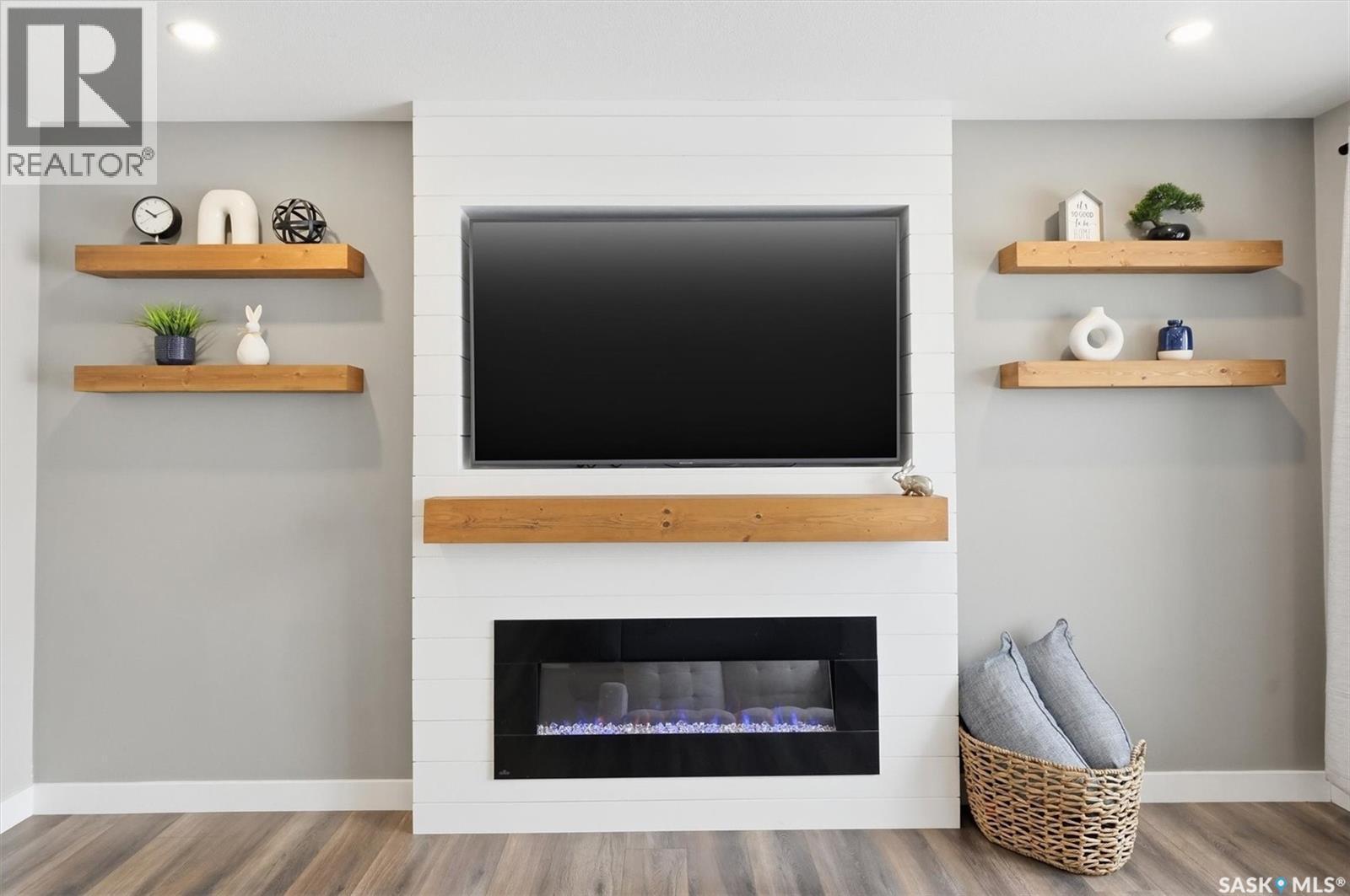 611 Ells Crescent, Saskatoon, SK - Indoor Photo Showing Living Room With Fireplace