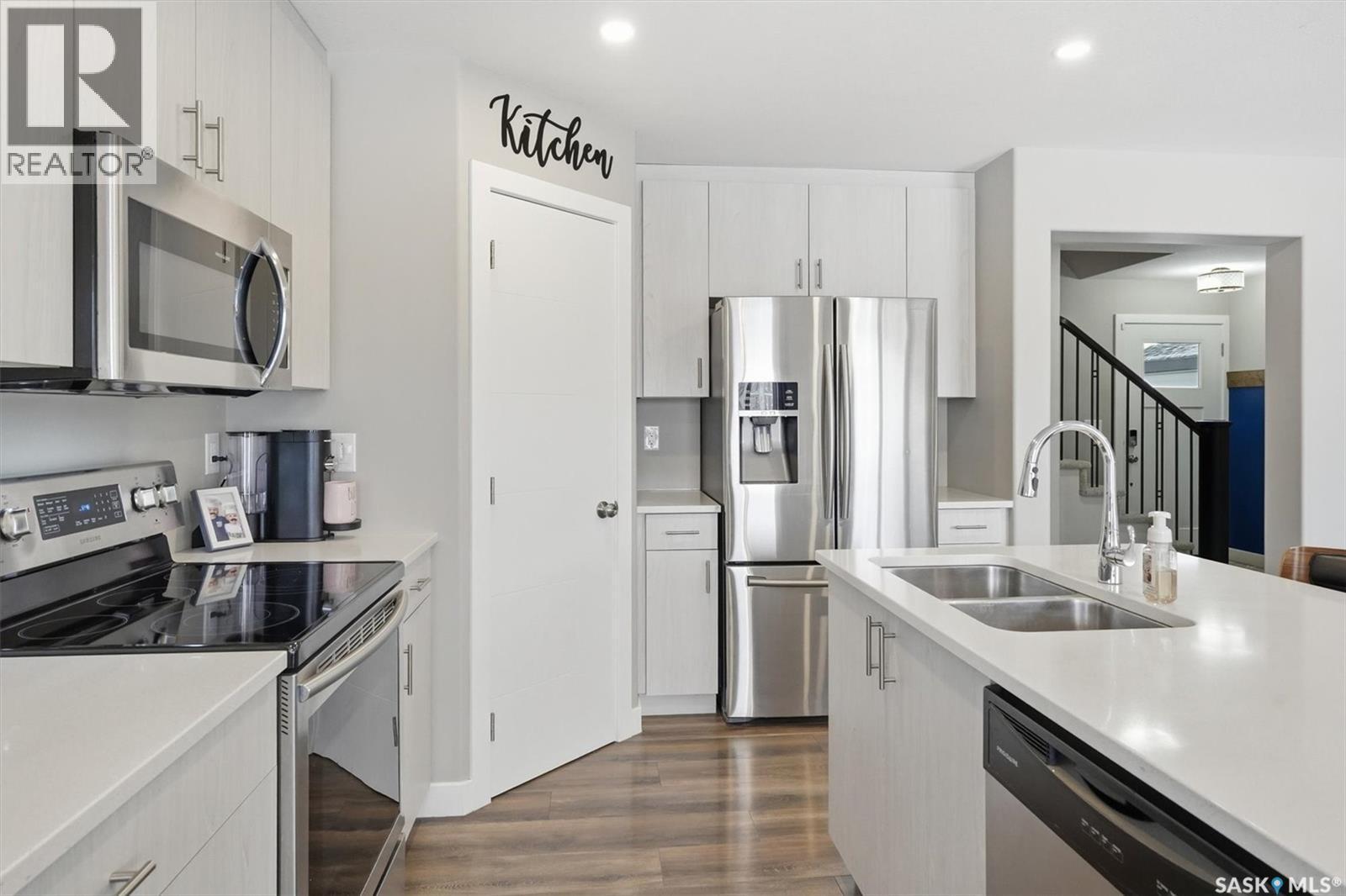 611 Ells Crescent, Saskatoon, SK - Indoor Photo Showing Kitchen With Stainless Steel Kitchen With Double Sink With Upgraded Kitchen