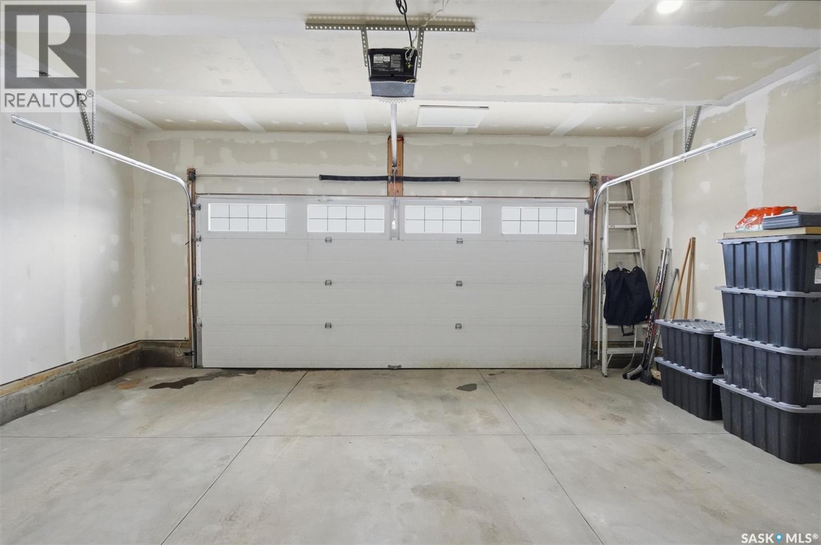 611 Ells Crescent, Saskatoon, SK - Indoor Photo Showing Garage