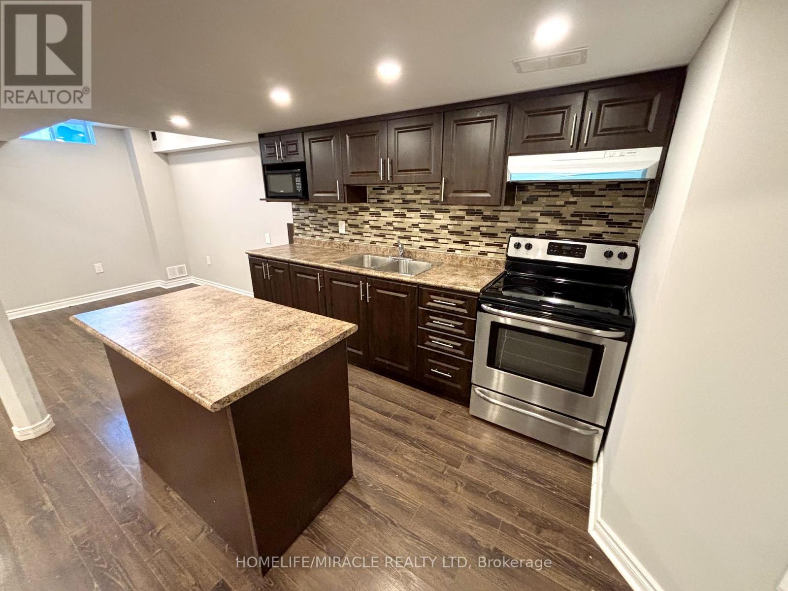 866 Francine Crescent, Mississauga, ON - Indoor Photo Showing Kitchen With Double Sink With Upgraded Kitchen