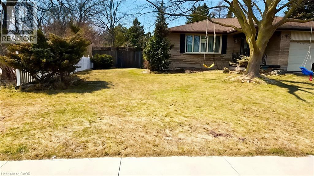 View of yard featuring a garage - 416 Warrington Drive, Waterloo, ON - Outdoor