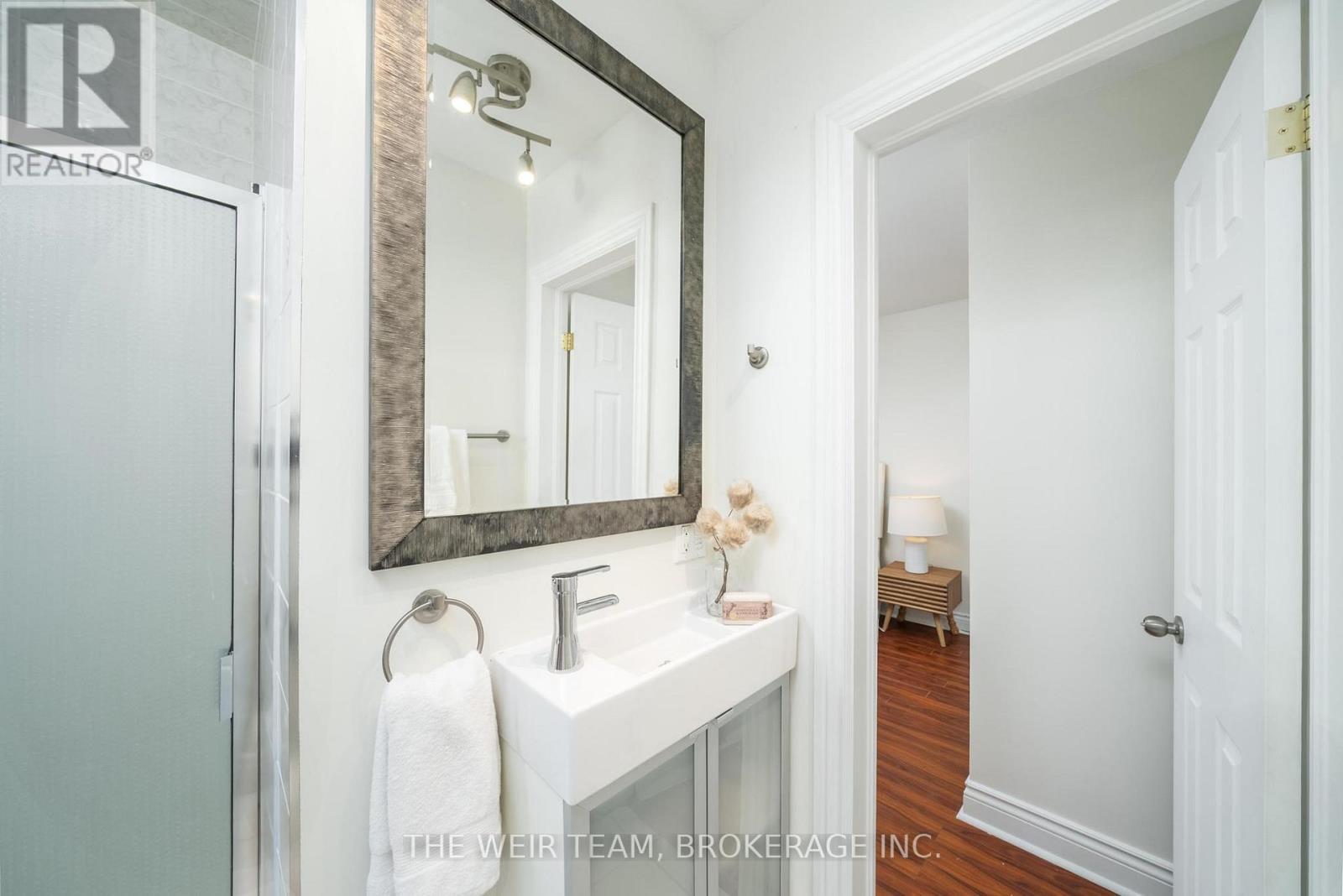 10 Eldon Avenue, Toronto, ON - Indoor Photo Showing Bathroom