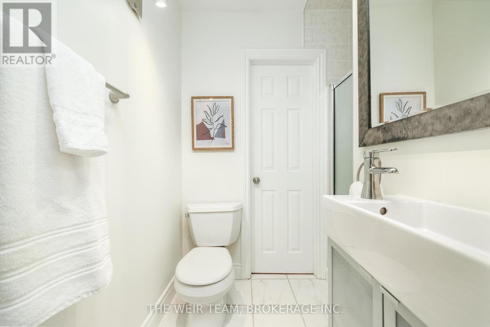 10 Eldon Avenue, Toronto, ON - Indoor Photo Showing Bathroom