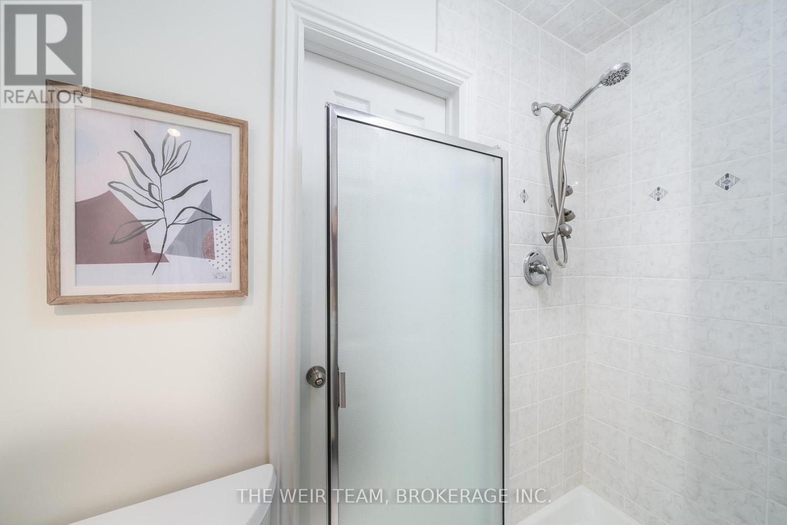 10 Eldon Avenue, Toronto, ON - Indoor Photo Showing Bathroom