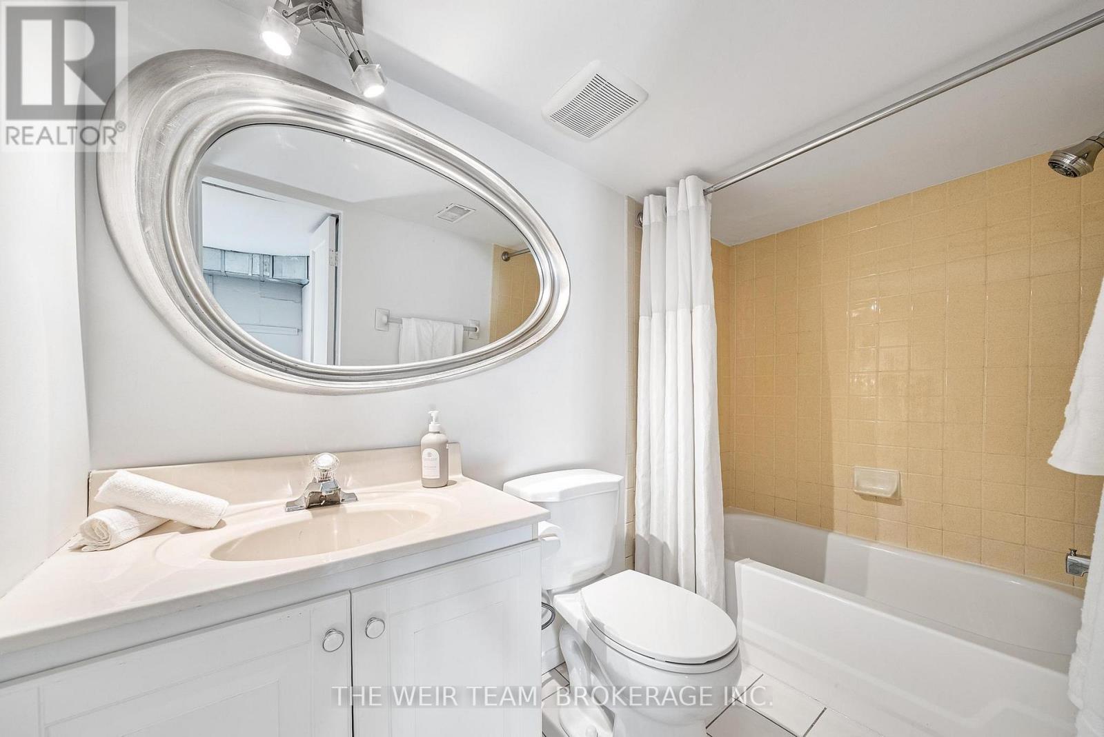 10 Eldon Avenue, Toronto, ON - Indoor Photo Showing Bathroom