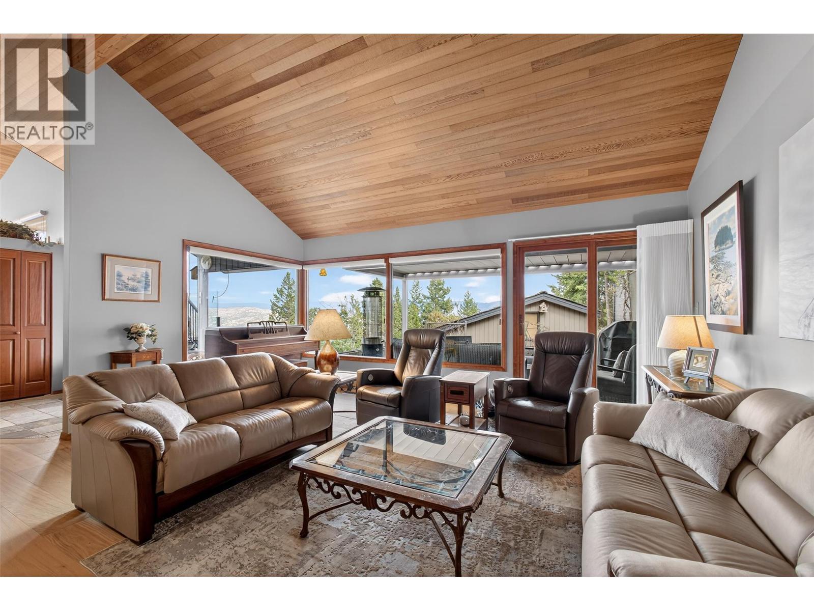 935 Lloyd Jones Drive, West Kelowna, BC - Indoor Photo Showing Living Room