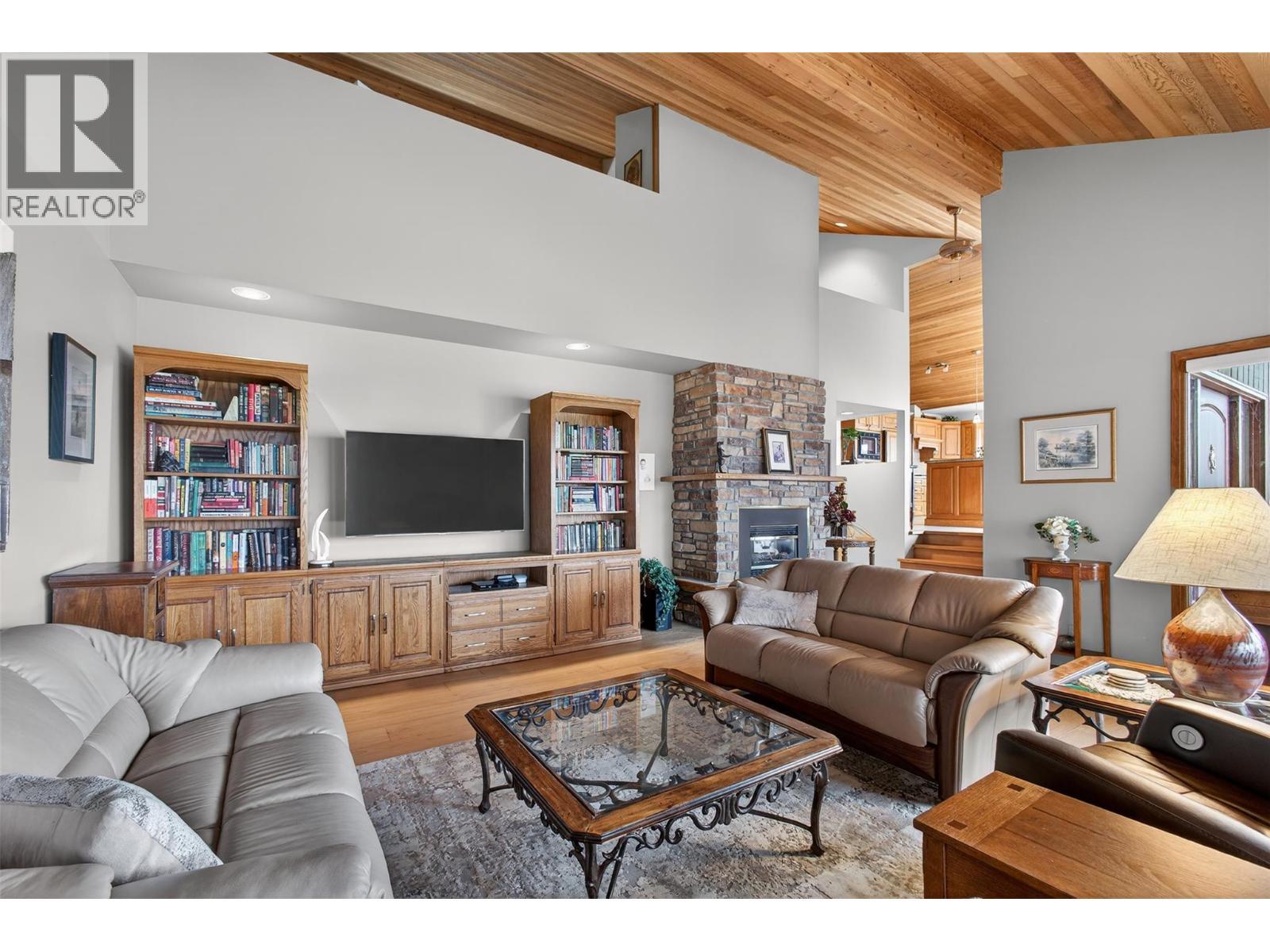 935 Lloyd Jones Drive, West Kelowna, BC - Indoor Photo Showing Living Room With Fireplace