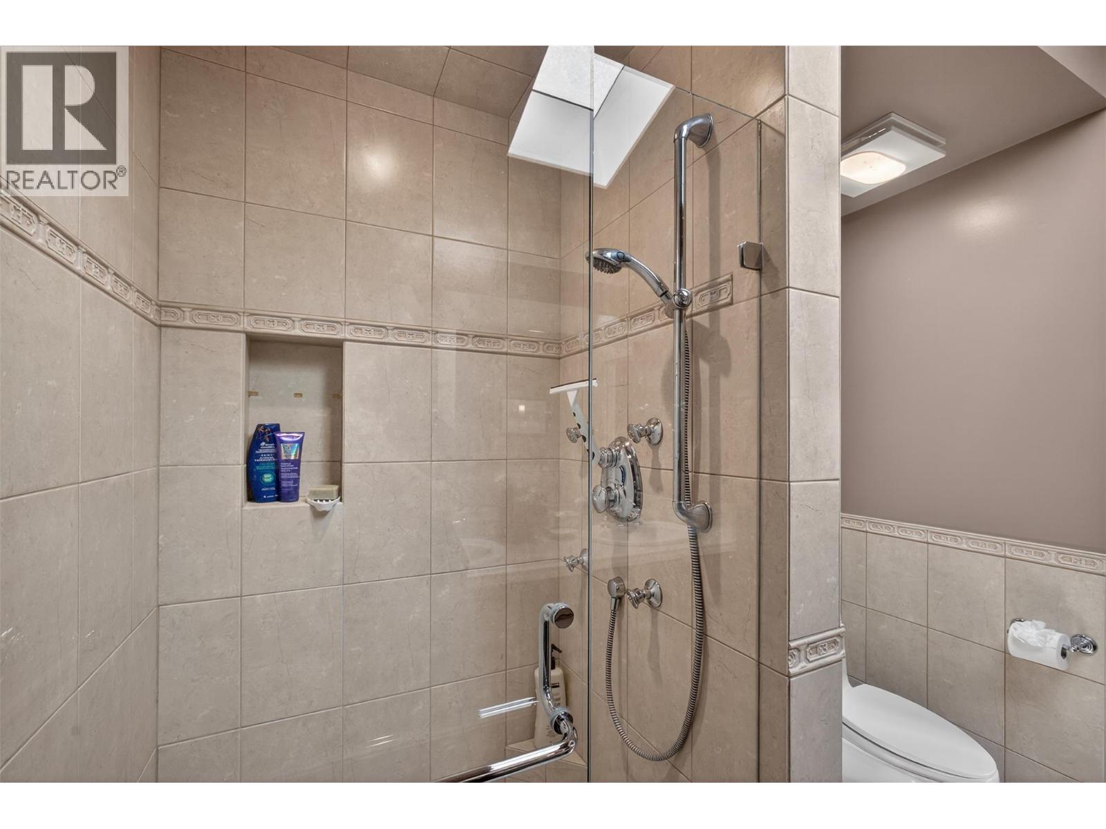 935 Lloyd Jones Drive, West Kelowna, BC - Indoor Photo Showing Bathroom