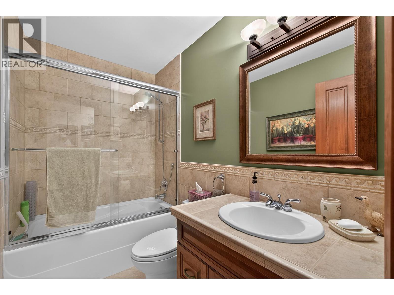935 Lloyd Jones Drive, West Kelowna, BC - Indoor Photo Showing Bathroom
