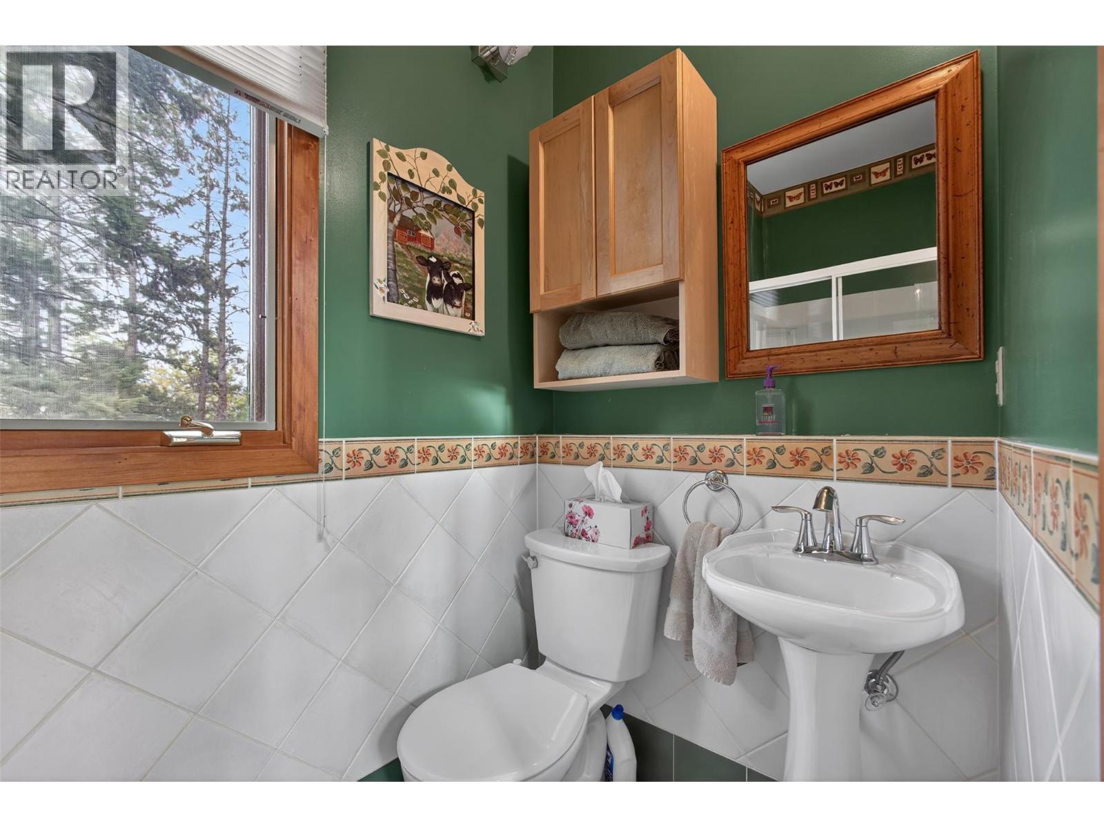 935 Lloyd Jones Drive, West Kelowna, BC - Indoor Photo Showing Bathroom