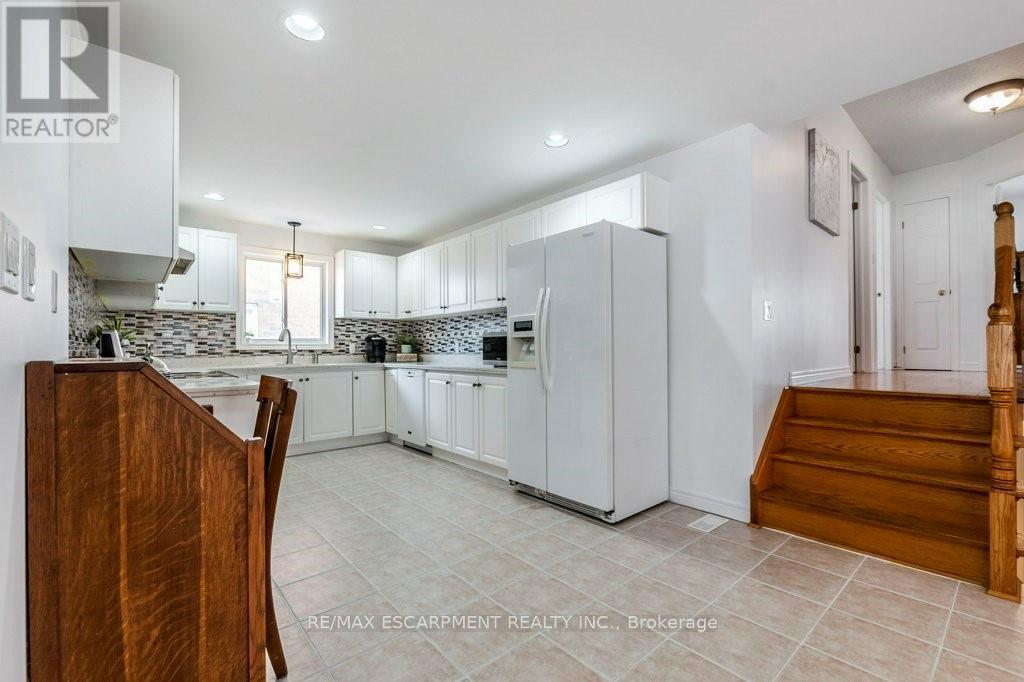 62 Spadara Drive, Hamilton, ON - Indoor Photo Showing Kitchen With Upgraded Kitchen