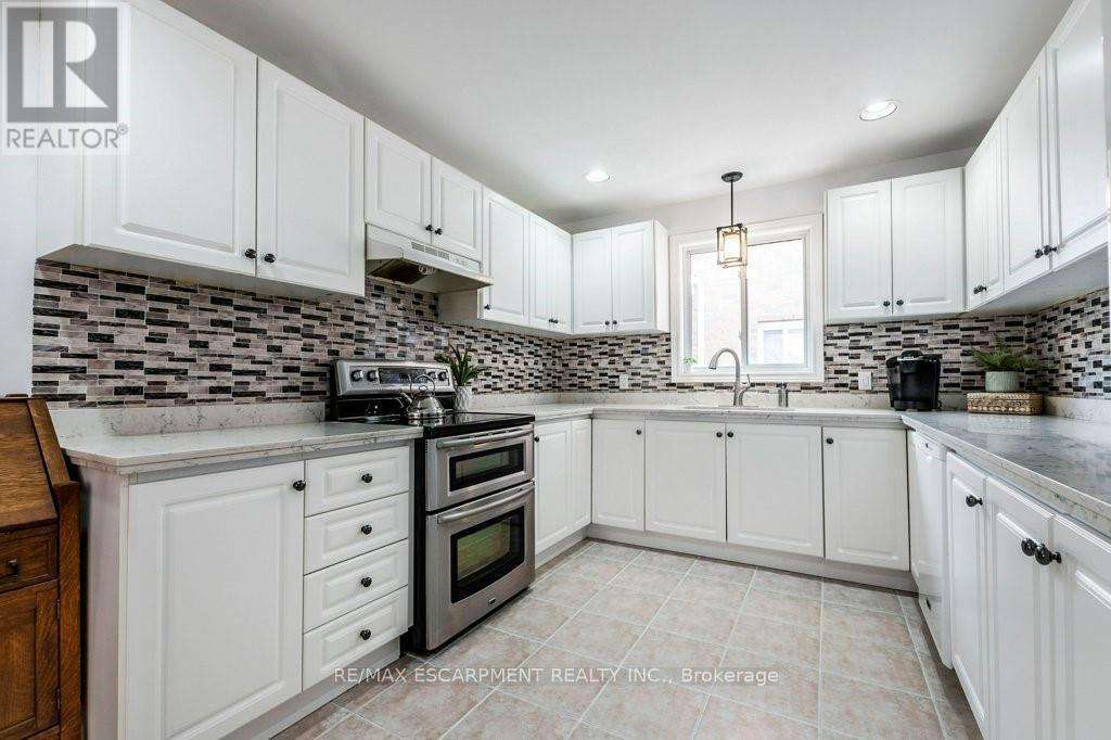 62 Spadara Drive, Hamilton, ON - Indoor Photo Showing Kitchen With Upgraded Kitchen