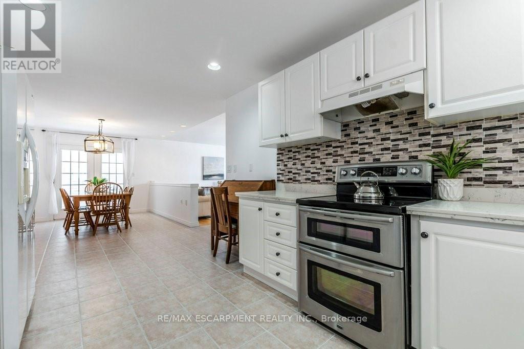 62 Spadara Drive, Hamilton, ON - Indoor Photo Showing Kitchen
