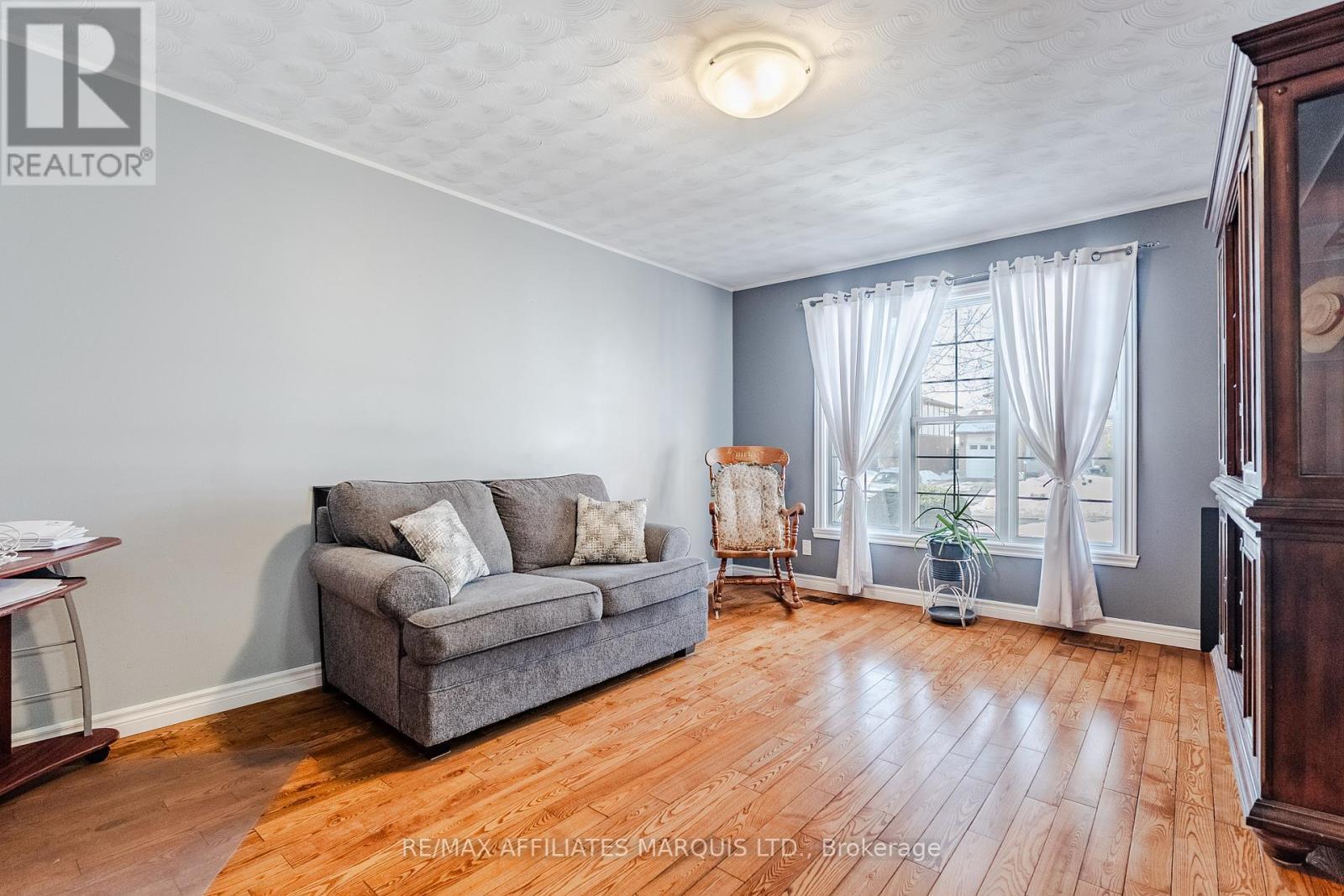 668 Champlain Drive N, Cornwall, ON - Indoor Photo Showing Living Room