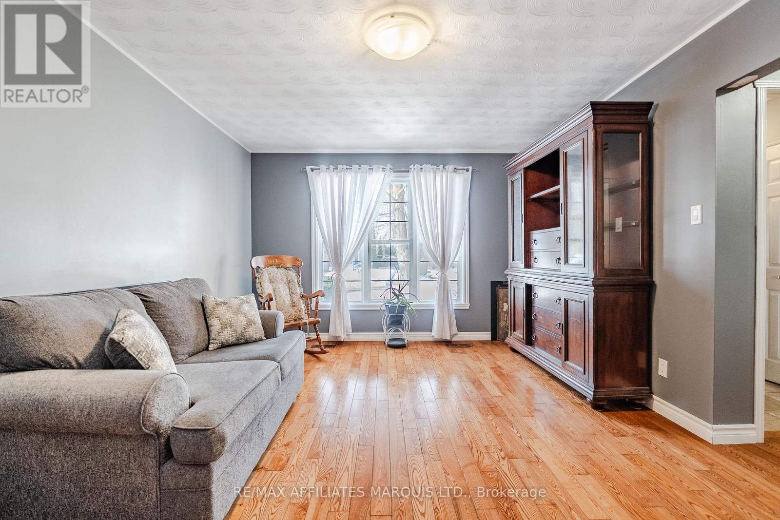 668 Champlain Drive N, Cornwall, ON - Indoor Photo Showing Living Room