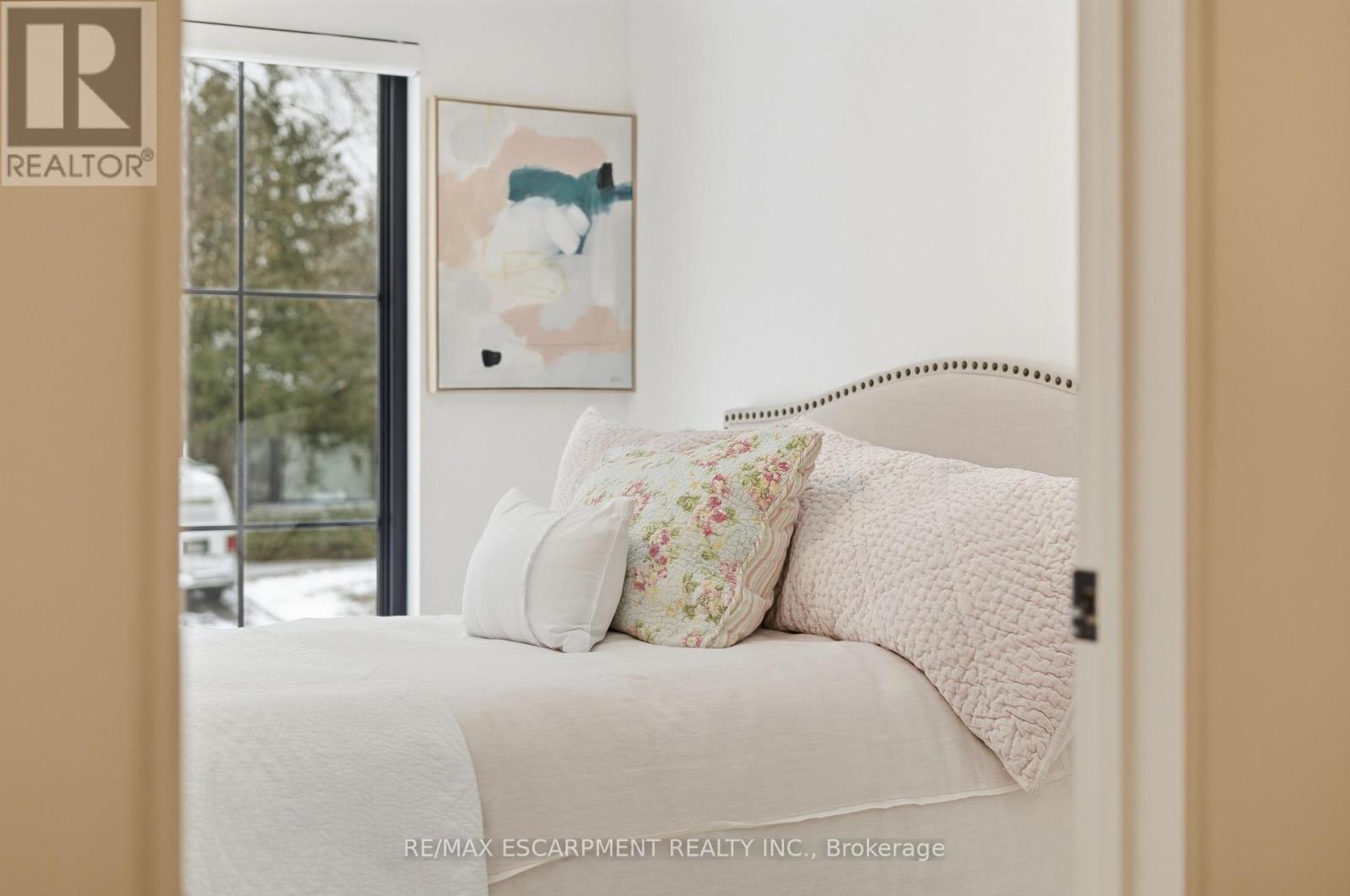 5135 Mulberry Drive, Burlington, ON - Indoor