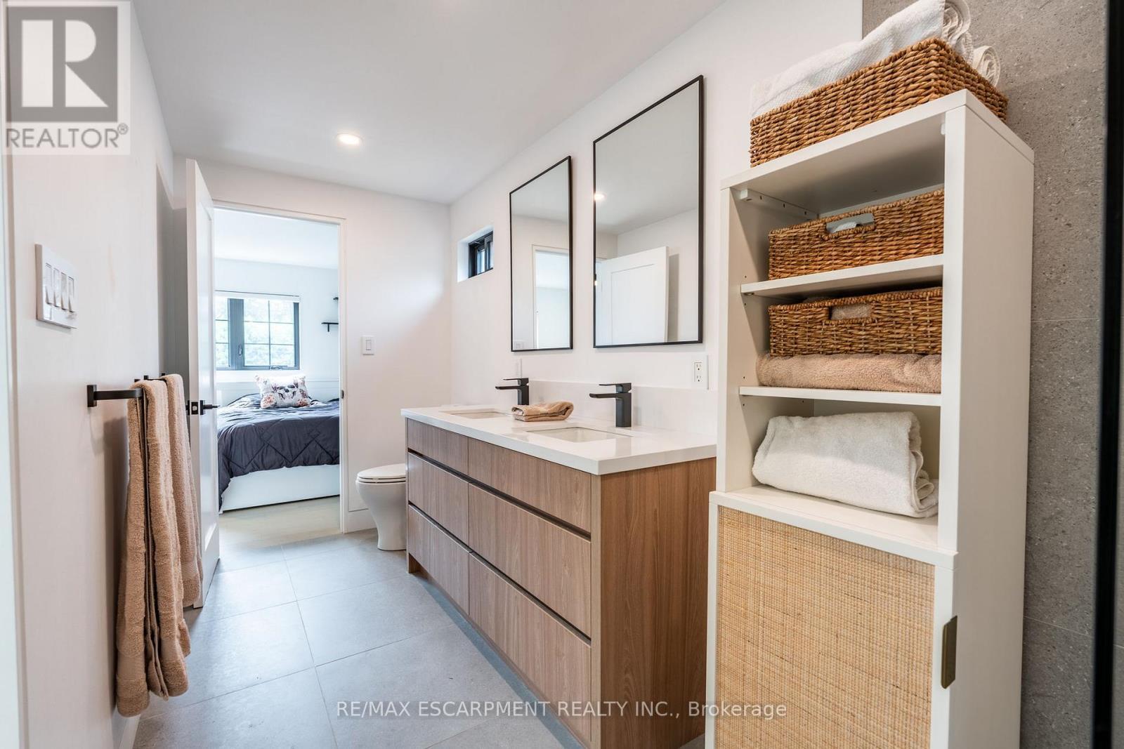 5135 Mulberry Drive, Burlington, ON - Indoor